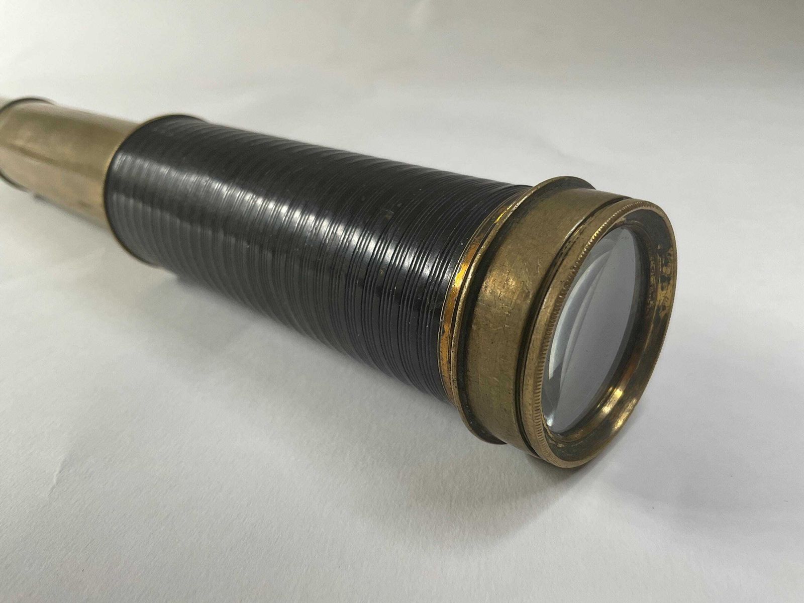 Woonaccessoires Antieke Victoriaanse zesdelige messing en leren telescoop, ca. 1880 photo