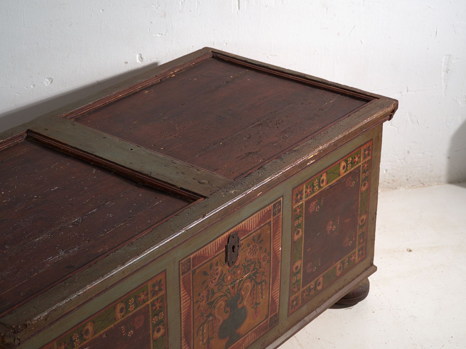 Coffre de mariage d'époque en pin polychrome - Europe centrale, vers 1850 photo furniture