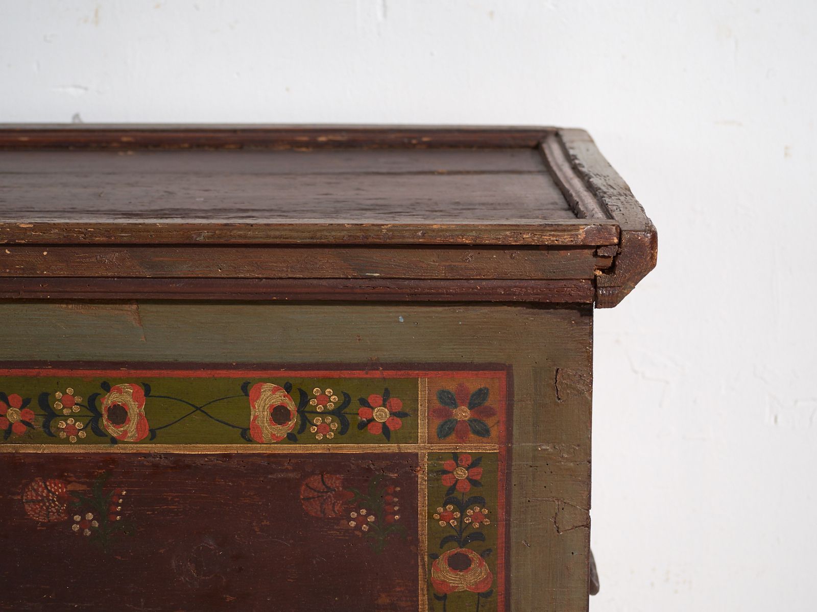photo furniture Coffre de mariage d'époque en pin polychrome - Europe centrale, vers 1850