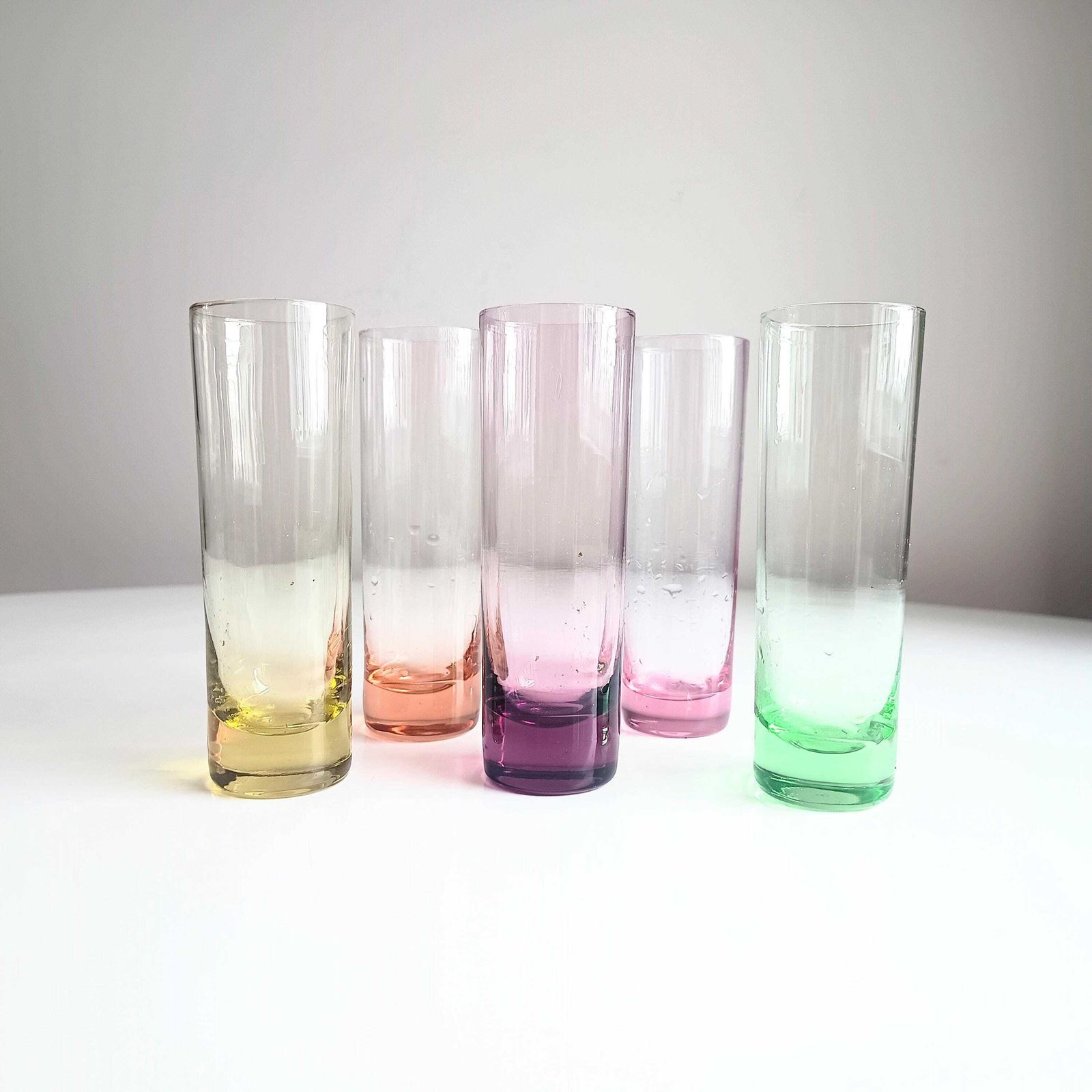 Vintage Mid-Century Modern Harlequin shotglazen, gekleurd glas barware Olbernhau, Lausitzer