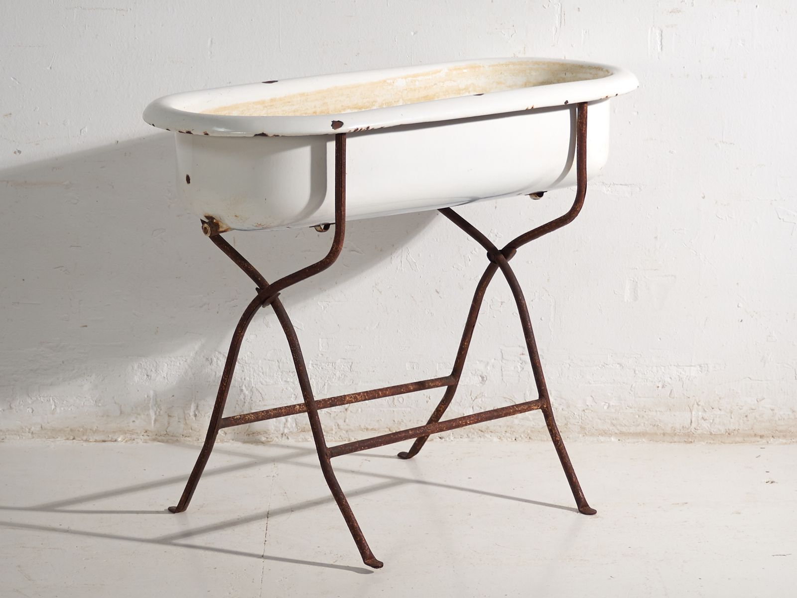 photo furniture Antique Bathtub In Enamelled Iron – Central Europe, Circa 1950 #7