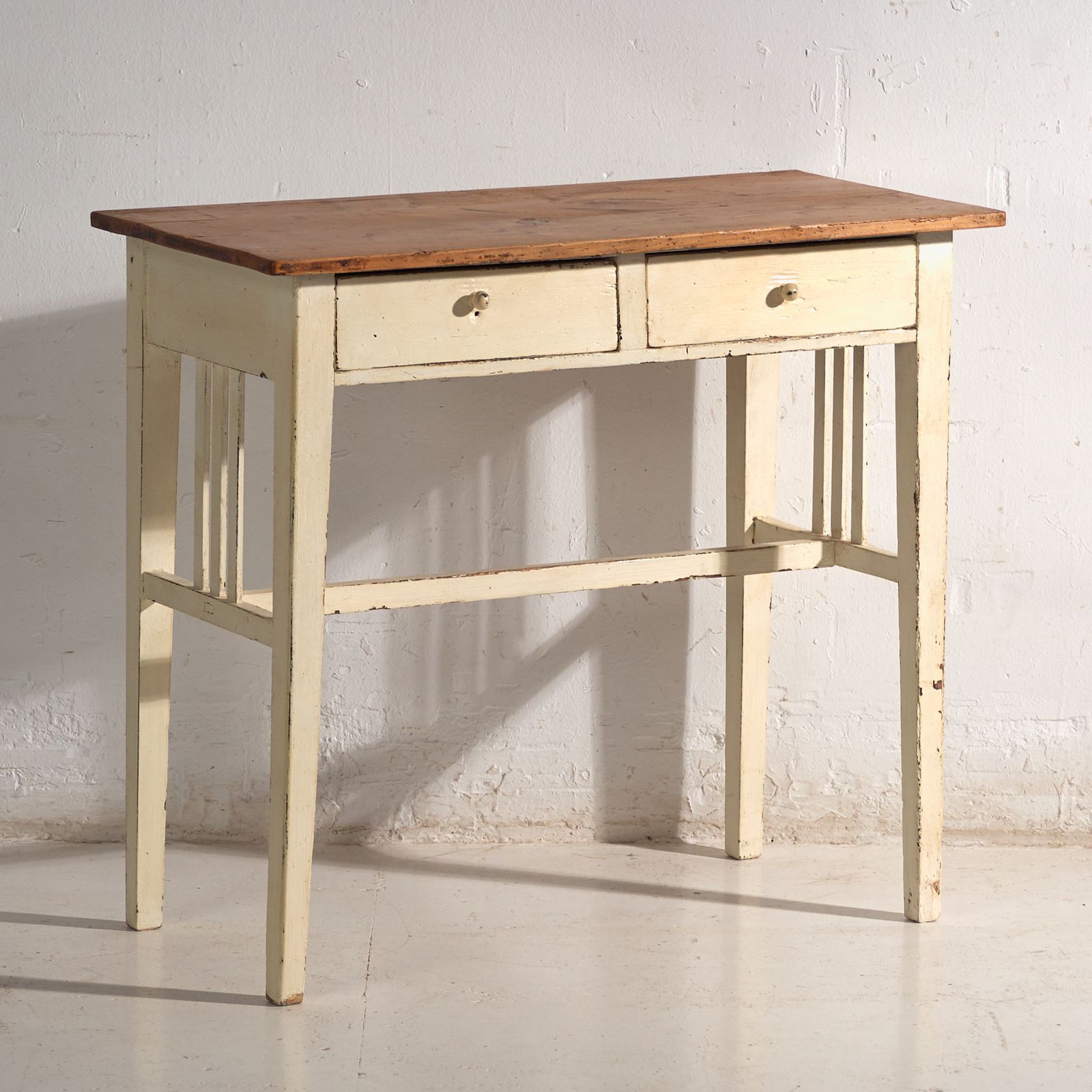 Table d'époque à deux tiroirs en pin - Europe centrale, vers 1910