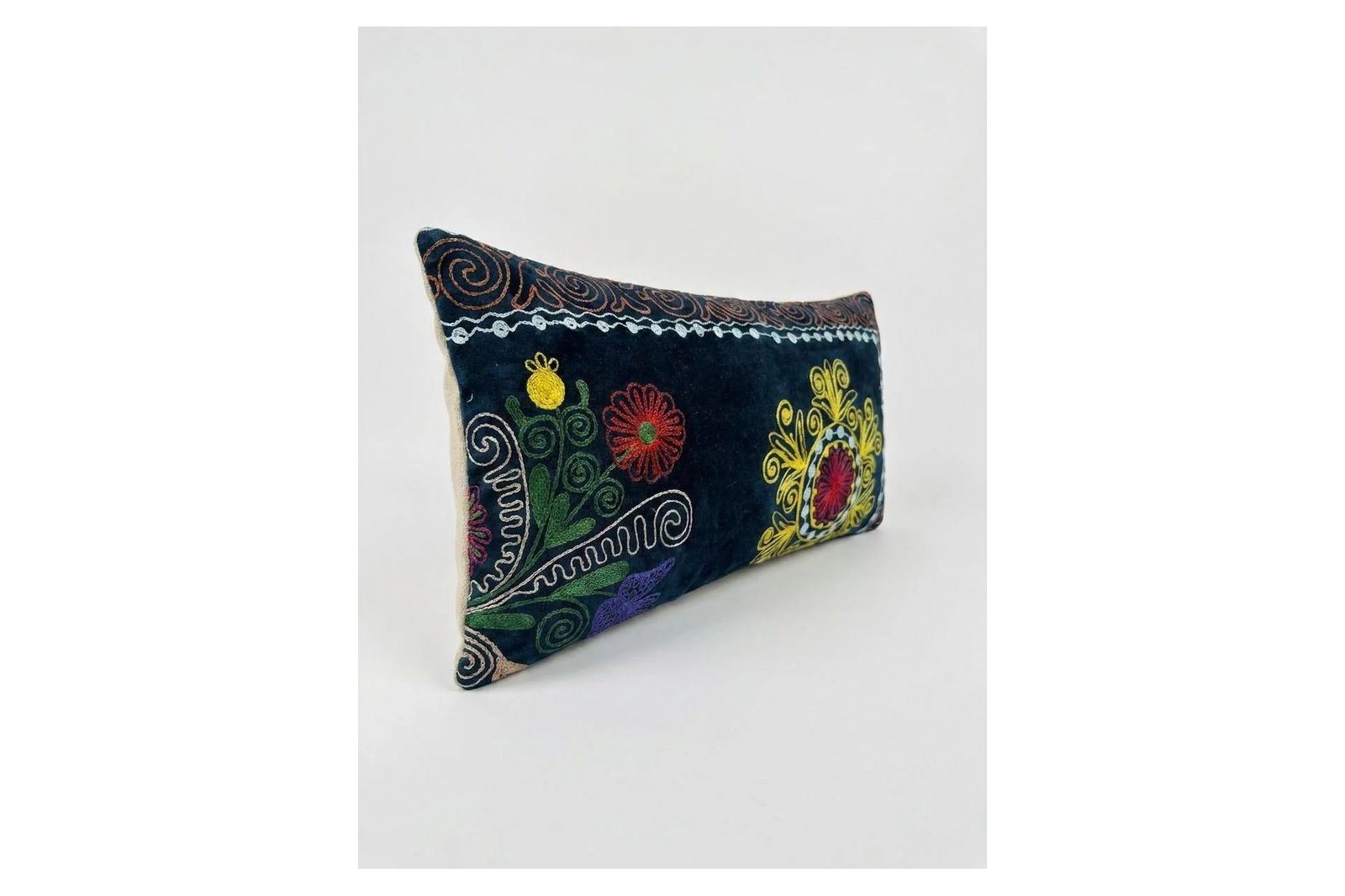 Housse de coussin lombaire Suzani brodée 28 x 51 cm photo furniture