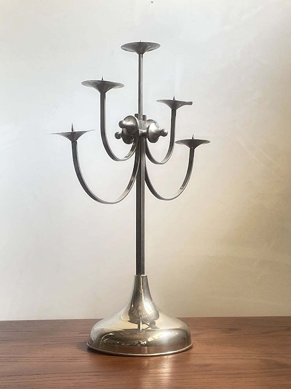 Sculpturale vijfarmige metalen kandelaar, Attila Demcsik, Hongarije, ca. 1980 photo vinterior