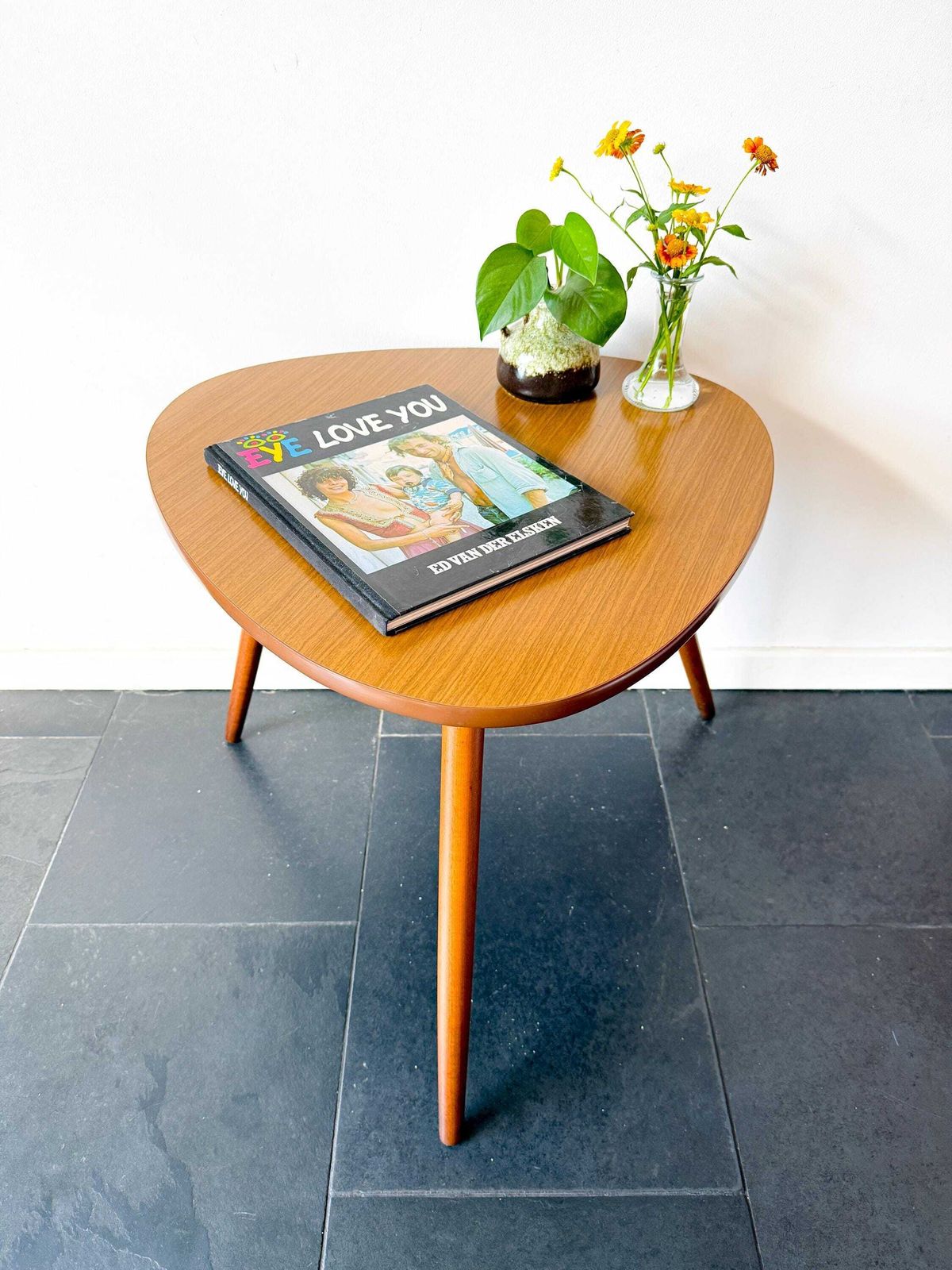 Grote driehoekige Formica salontafel / bijzettafel | Mid-Century Modern, jaren 1960 photo for sale