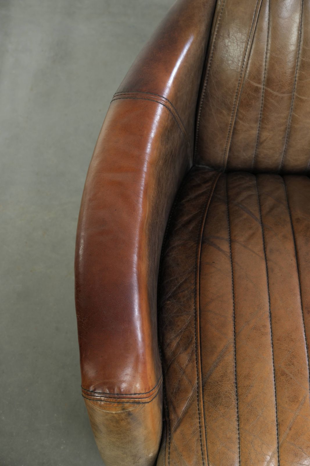Stoere en karaktervolle fauteuil in aviatorstijl van koeienhuid leer met een unieke aluminiumafwerking photo buy