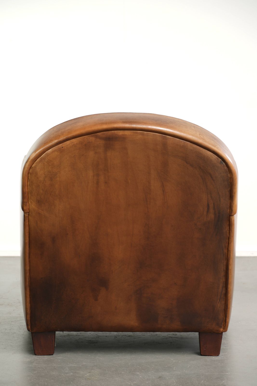 Strak Vormgegeven Designer Fauteuil van Schapenleer photo Meubels