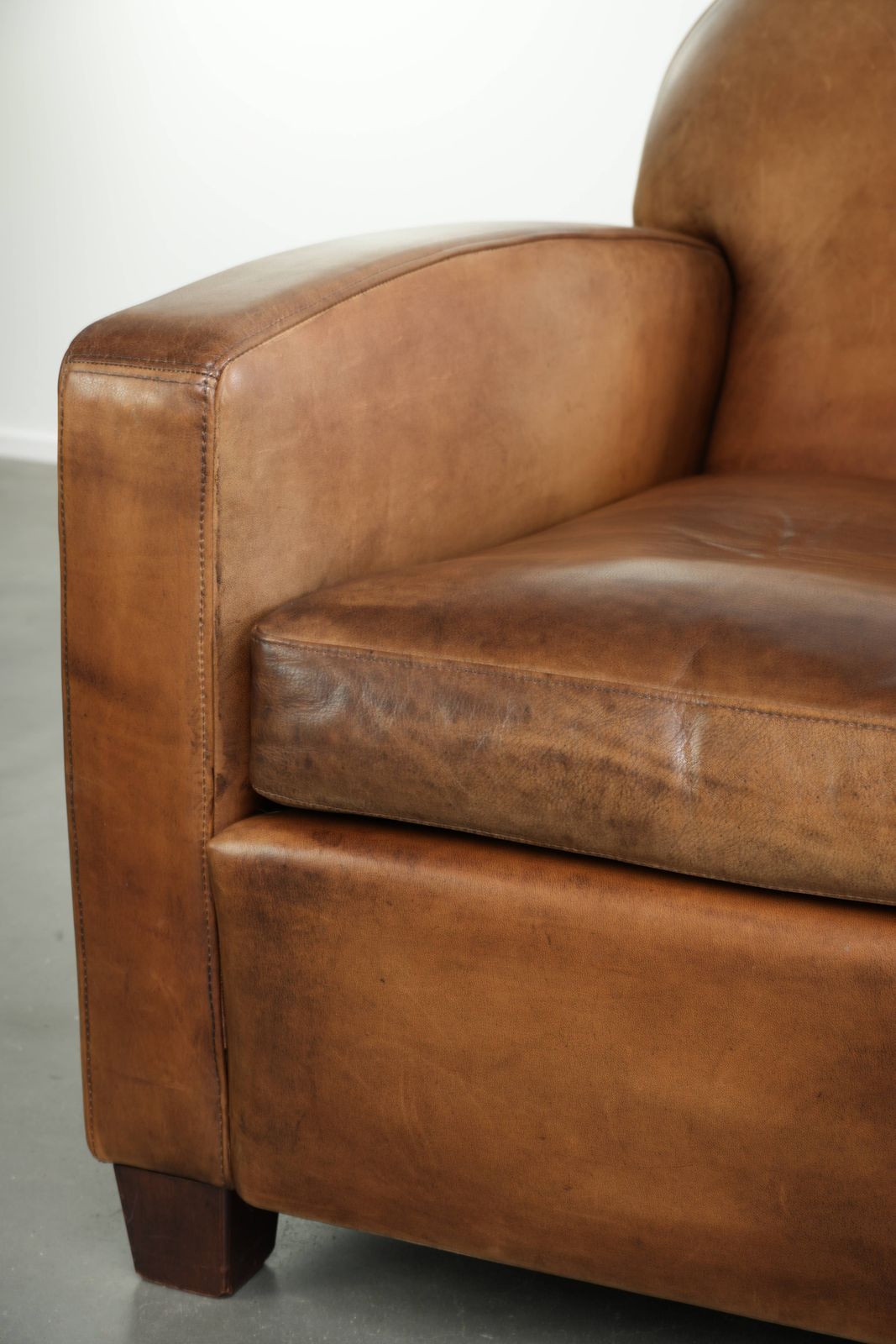 photo furniture Strak Vormgegeven Designer Fauteuil van Schapenleer