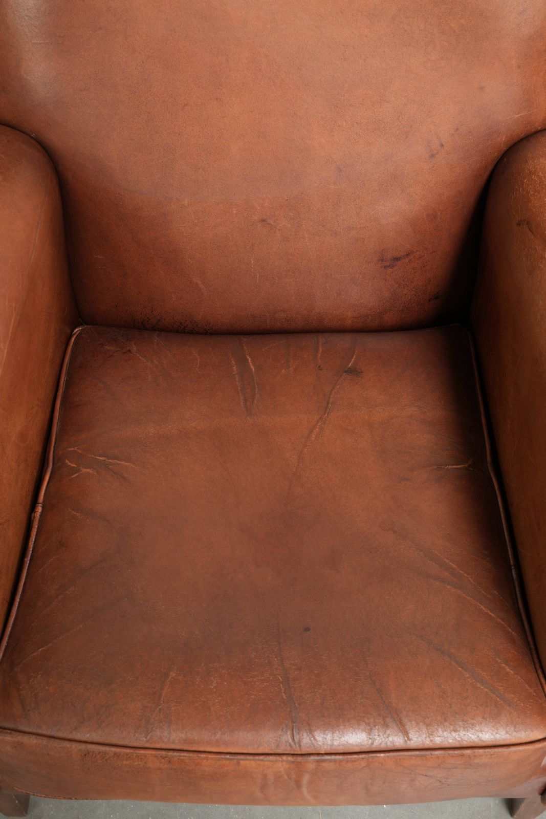 Stevige Vintage Schapenvacht Fauteuil Met Een Mooie Cognackleur En Een Comfortabele Zitting photo vinterior