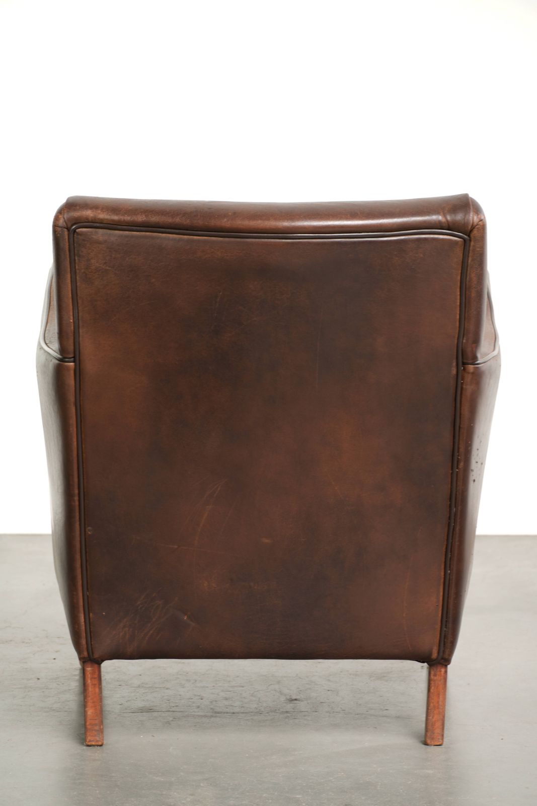 Subtiele Donkere Vintage Schapenvacht Fauteuil Met Vast Zitkussen En Tijdloos Design photo Meubels