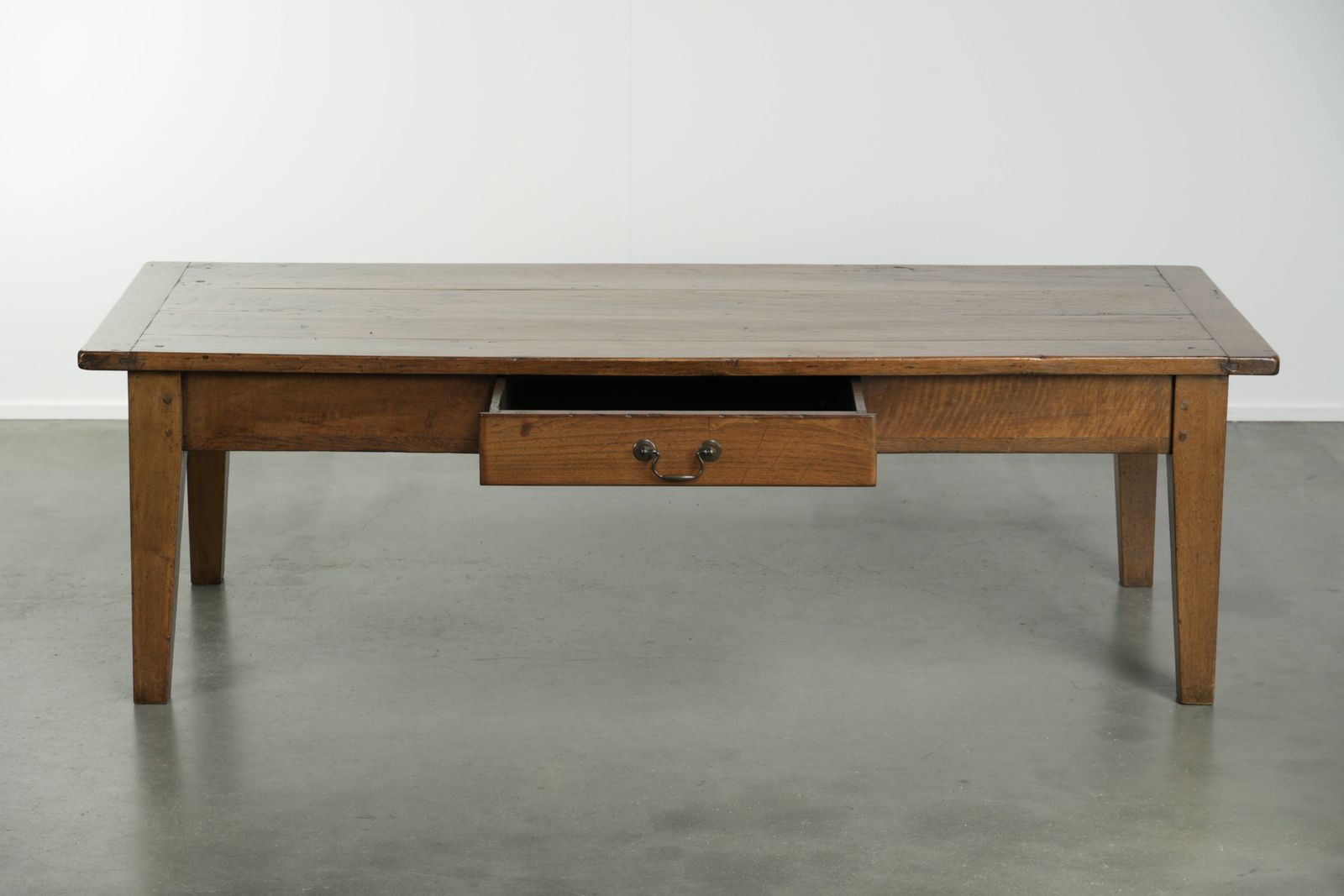 Charmante antieke Franse salontafel van walnoot met mooie patina en warme kleuren photo for sale