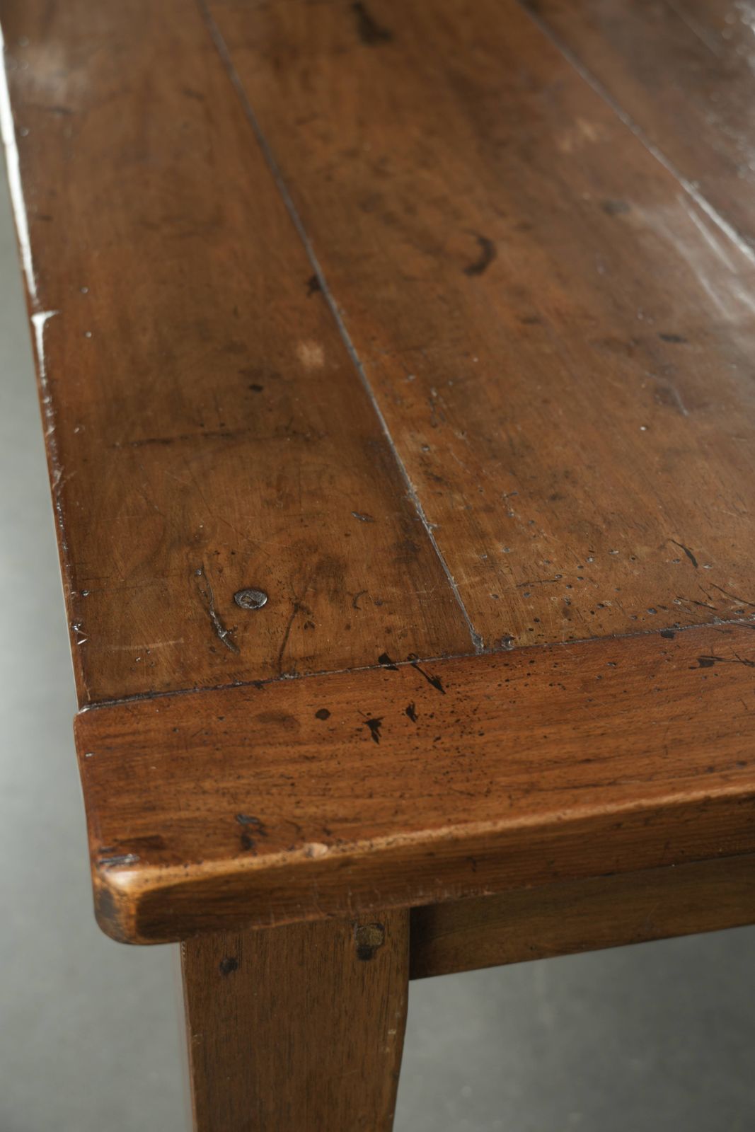 photo furniture Charmante antieke Franse salontafel van walnoot met mooie patina en warme kleuren