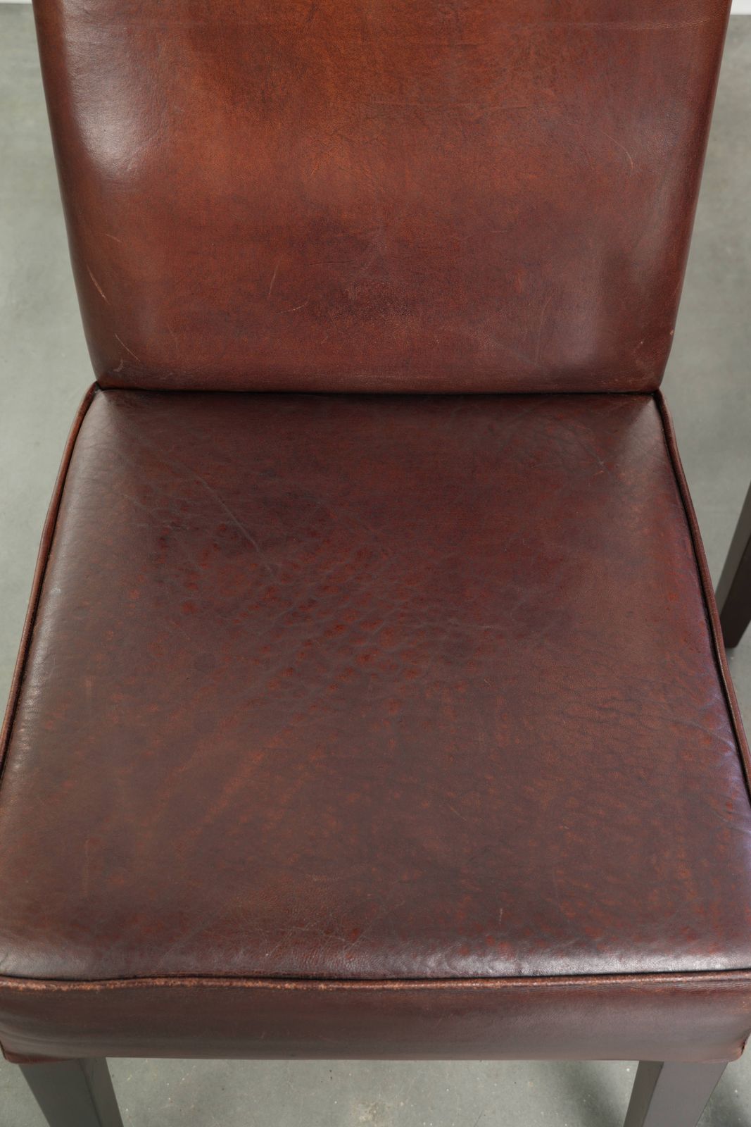 Set van 6 eetkamerstoelen in Engelse stijl met schapenvacht bekleding photo buy