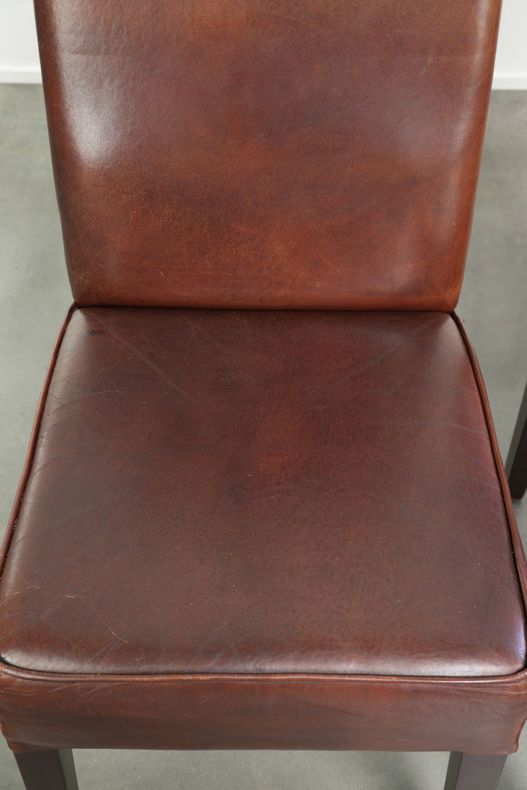 Meubels Set van 6 eetkamerstoelen in Engelse stijl met schapenvacht bekleding photo