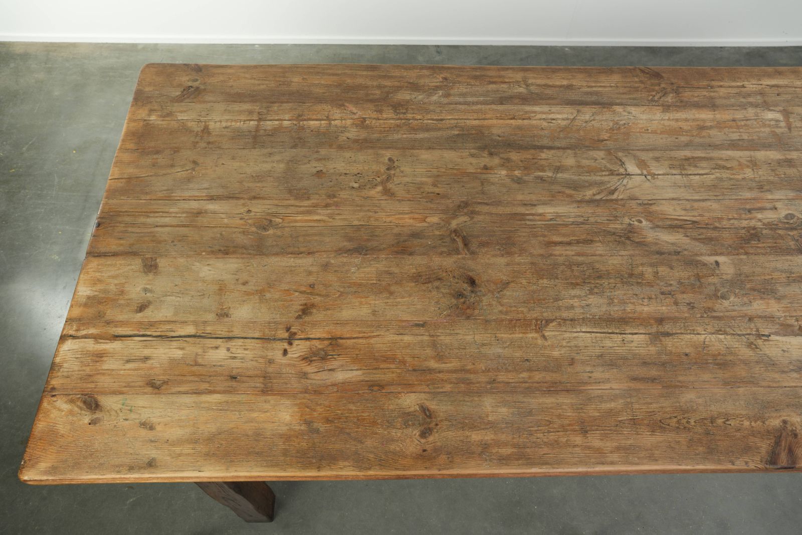 Grote Antieke Boerenlandse Eettafel uit de 19e Eeuw van Grenenhout met Tijdloze Uitstraling. photo buy