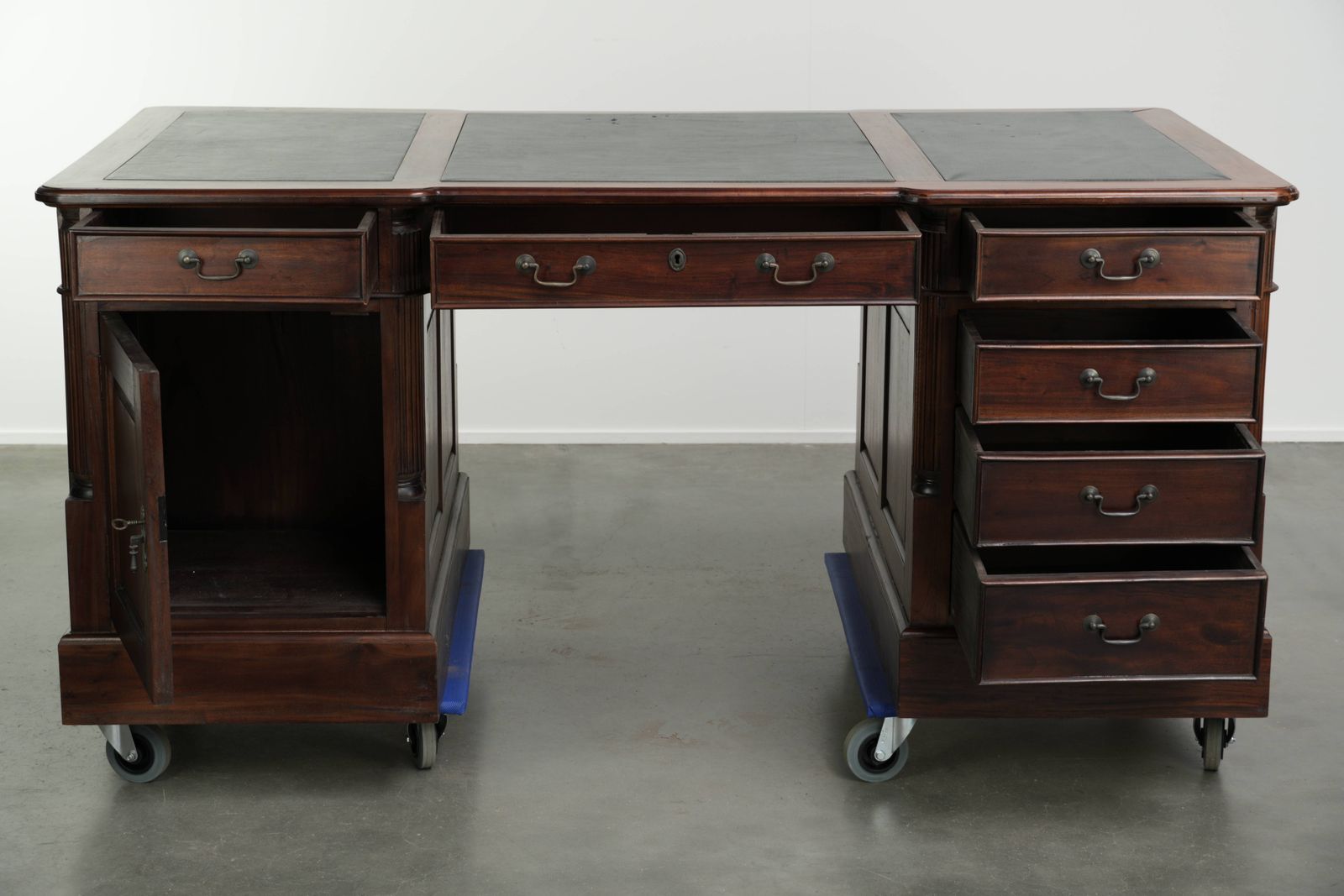 Luxe En Praktische Chesterfield Partner Desk Met Een Groen Leren Blad In Engelse Stijl photo for sale