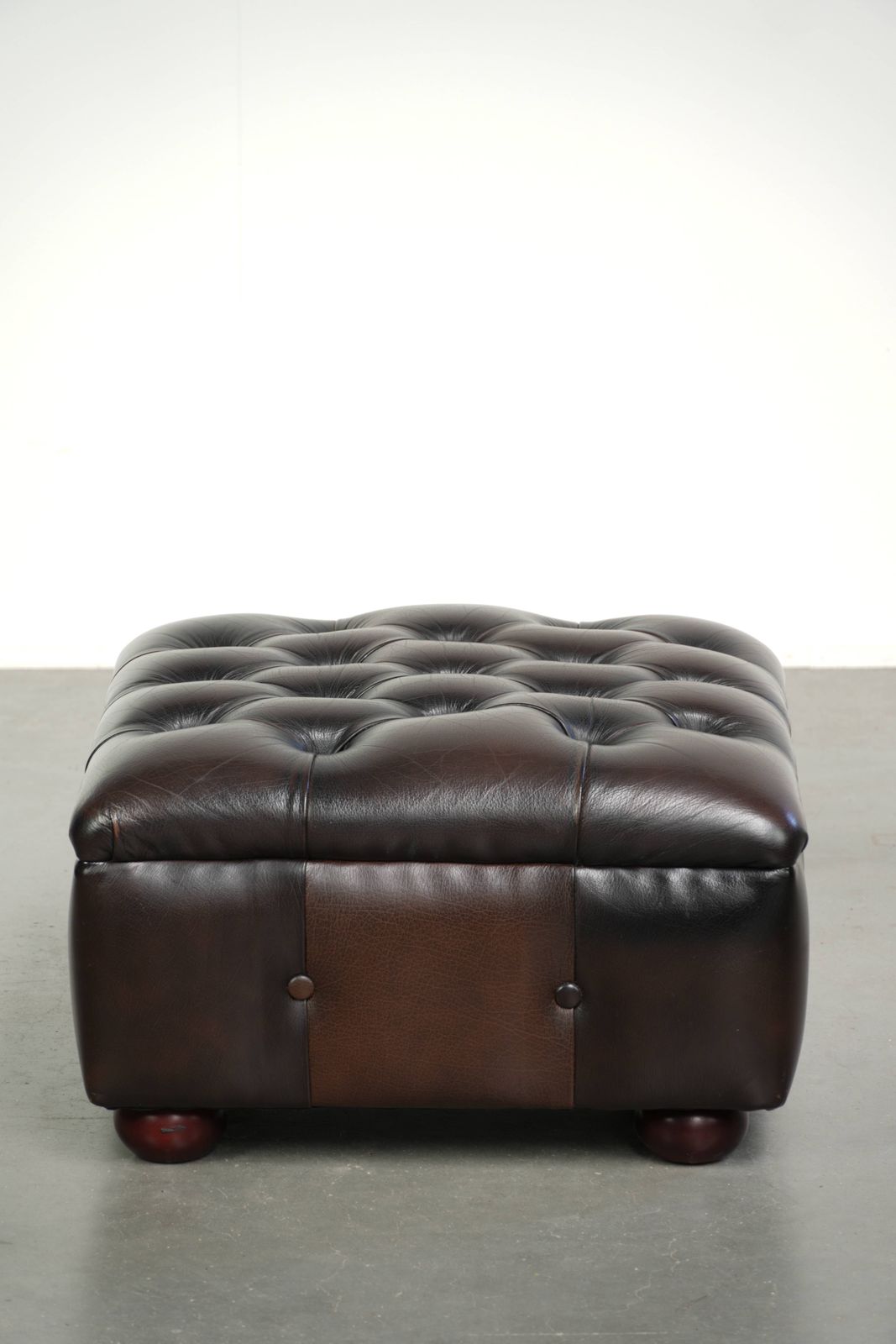 Koeienhuid Chesterfield Ottoman met Mooie Kleuren in Engelse Stijl photo for sale