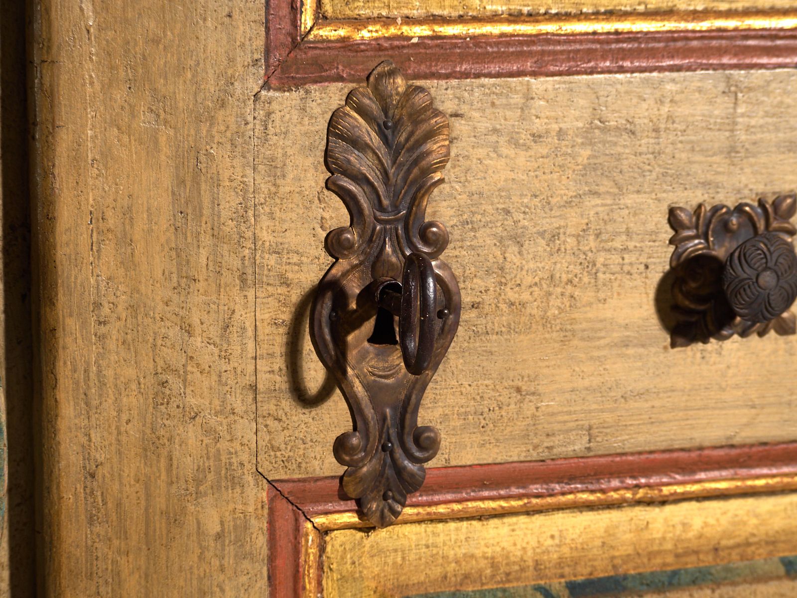 Armoire baroque d'époque peinte en pin, Empire austro-hongrois, 1794 photo vintage