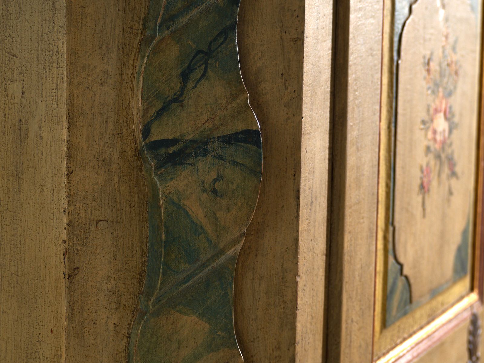 Mobilier Armoire baroque d'époque peinte en pin, Empire austro-hongrois, 1794 photo