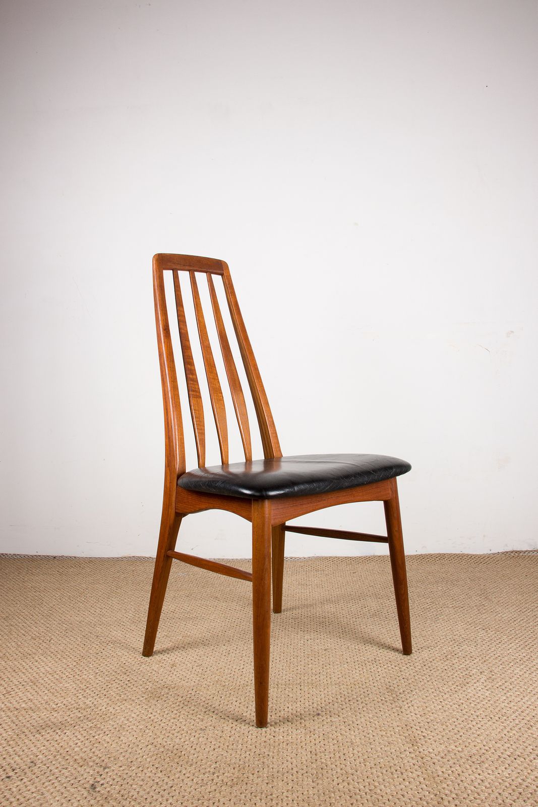 Ensemble de 6 chaises danoises en teck et cuir noir, modèle « Eva » par Niels Koefoed, 1960.