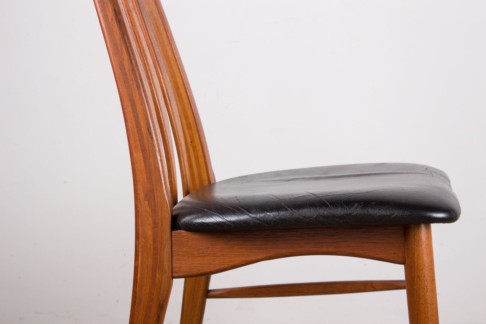 Ensemble de 6 chaises danoises en teck et cuir noir, modèle « Eva » par Niels Koefoed, 1960. photo vintage