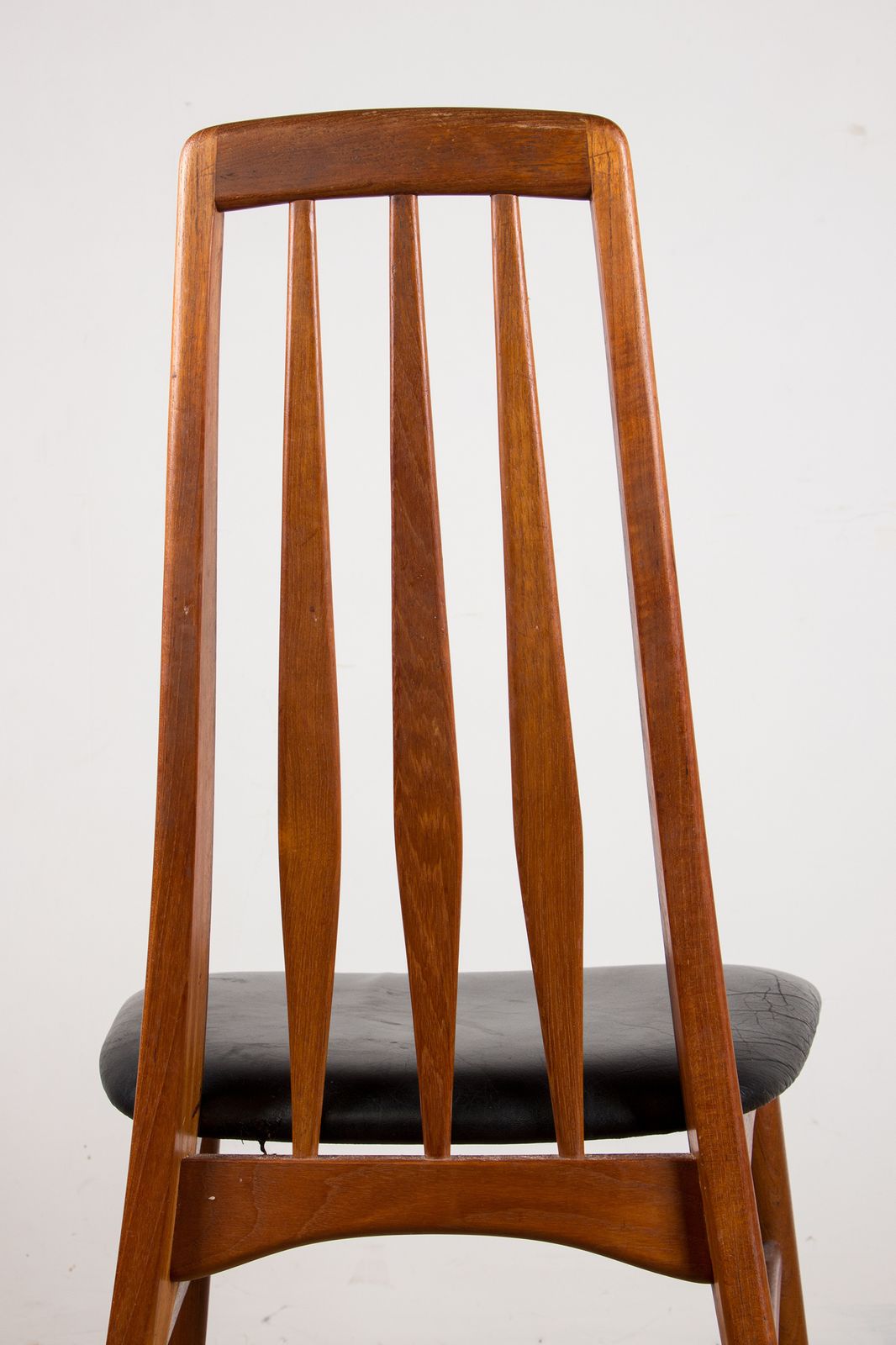 photo vinterior Ensemble de 6 chaises danoises en teck et cuir noir, modèle « Eva » par Niels Koefoed, 1960.