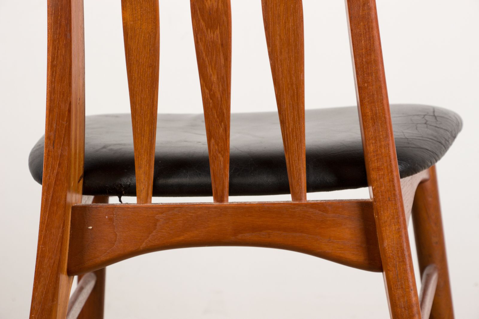 photo vintage Ensemble de 6 chaises danoises en teck et cuir noir, modèle « Eva » par Niels Koefoed, 1960.