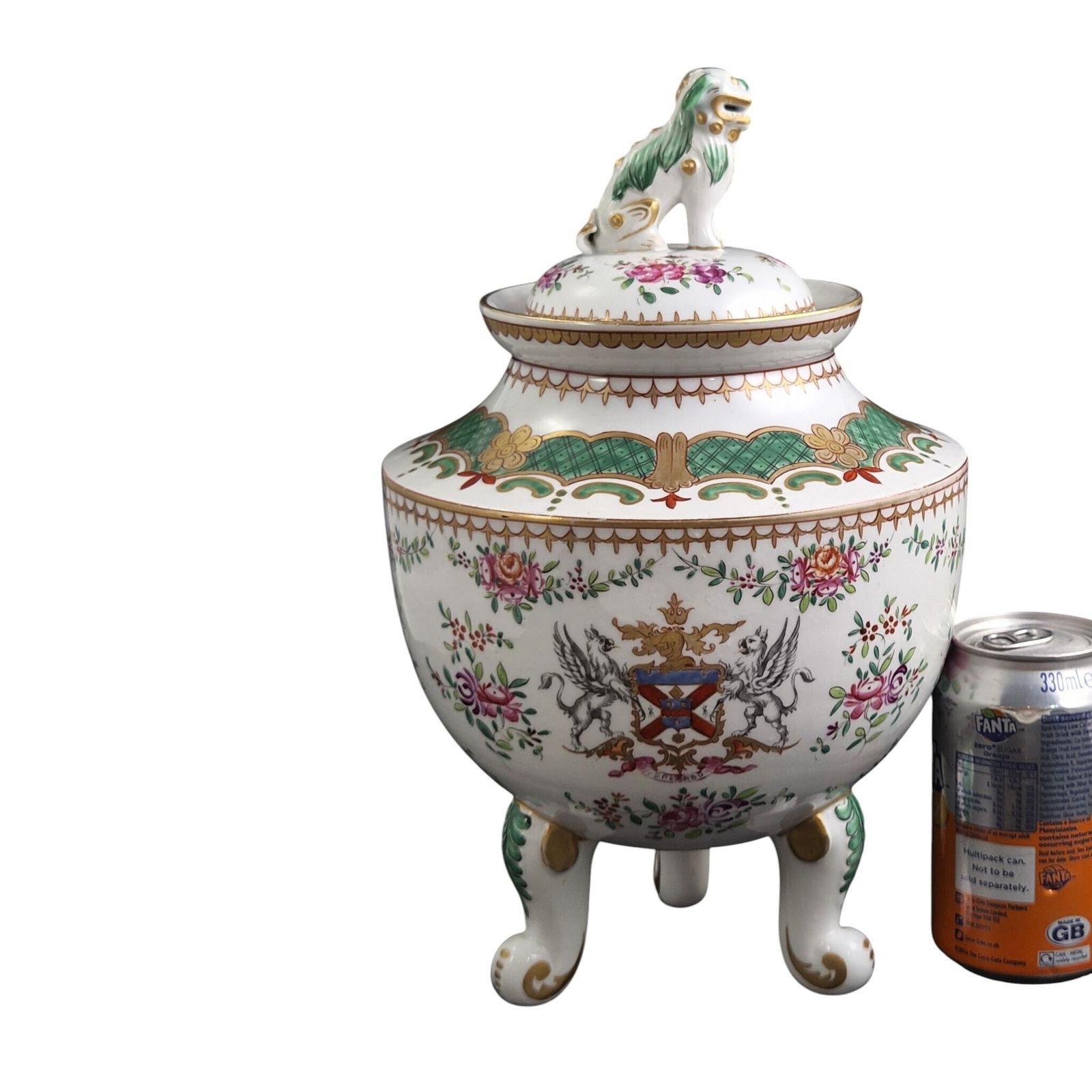 photo furniture Franse Samson Paris Chinoiserie Armorial Vaas met Deksel, 1880-1890