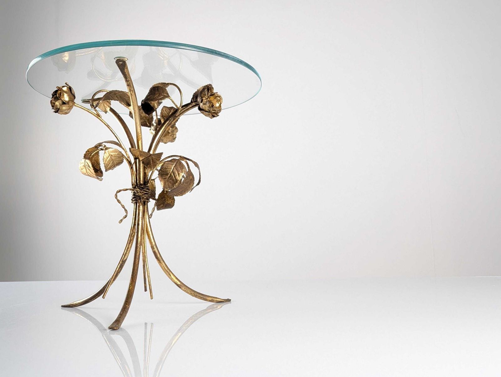 Table d'appoint mid-century en métal doré, motifs de roses et plateau en verre, années 1970 photo furniture