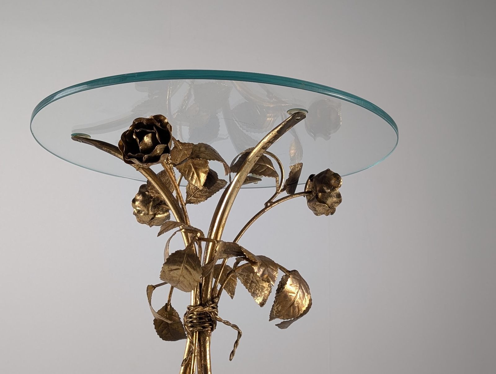 Table d'appoint mid-century en métal doré, motifs de roses et plateau en verre, années 1970 photo Mobilier