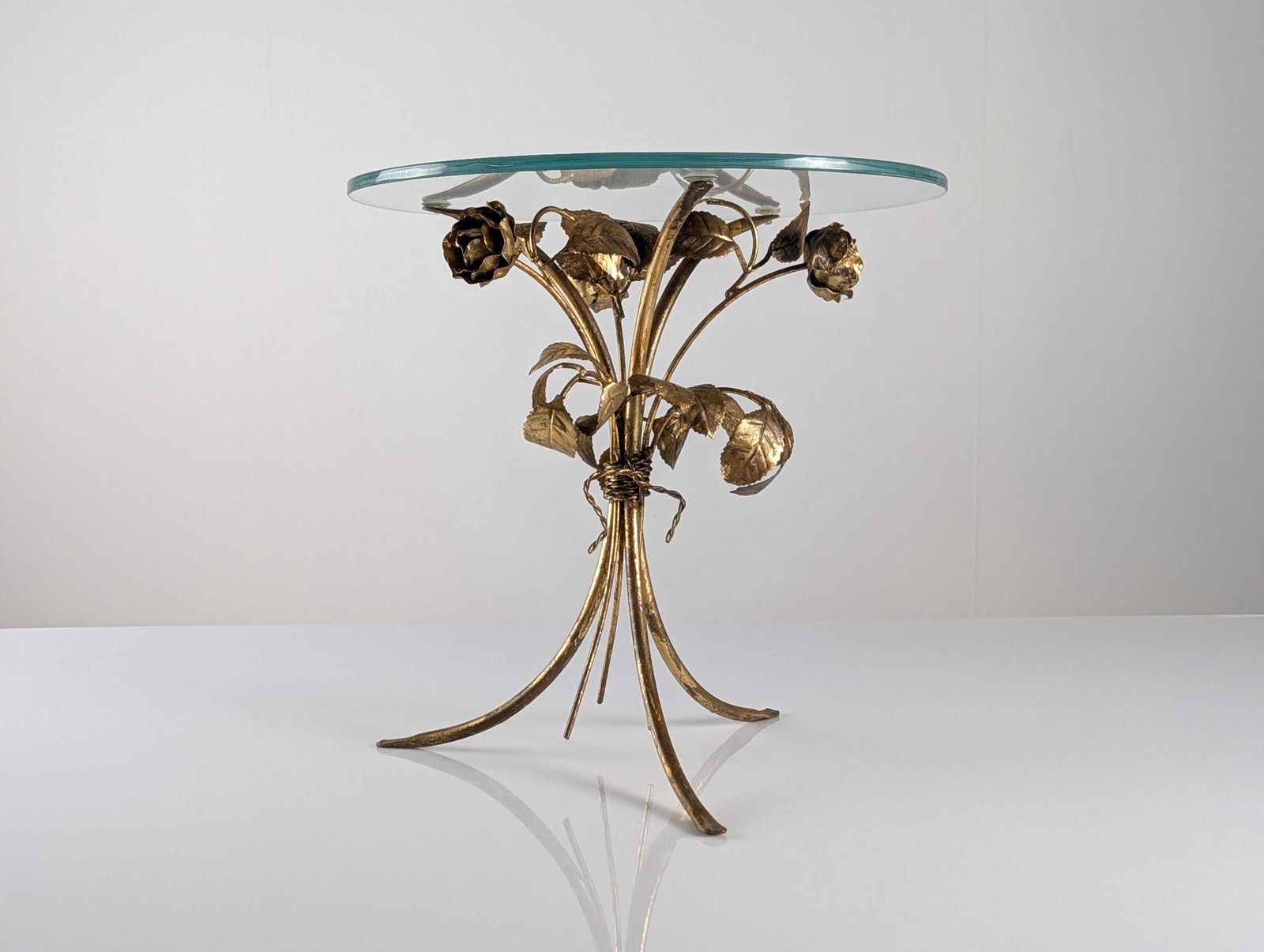 Table d'appoint mid-century en métal doré, motifs de roses et plateau en verre, années 1970 photo 627.0