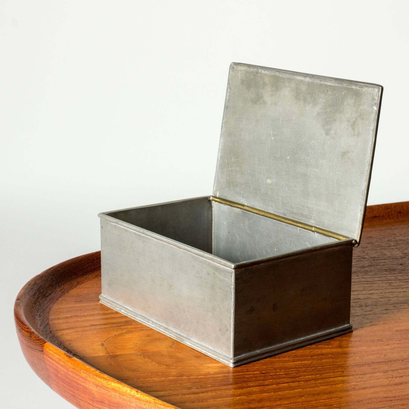 Boîte en étain à couvercle Swedish Grace par Nils Fougstedt, Herman Bergman, Suède, 1928 photo vintage
