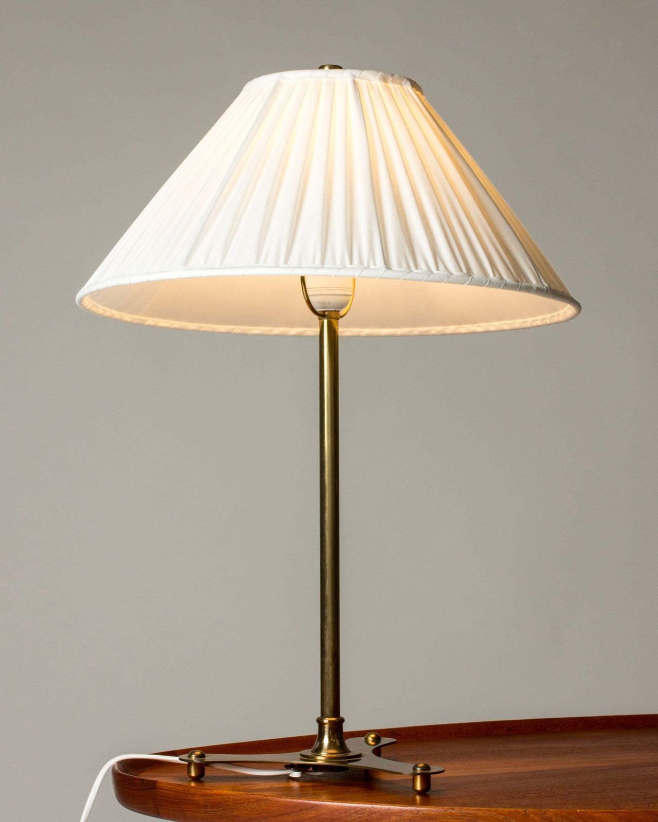 Lampe de table suédoise moderne en laiton par Josef Frank pour Firma Svenskt Tenn, années 1950 photo Luminaires