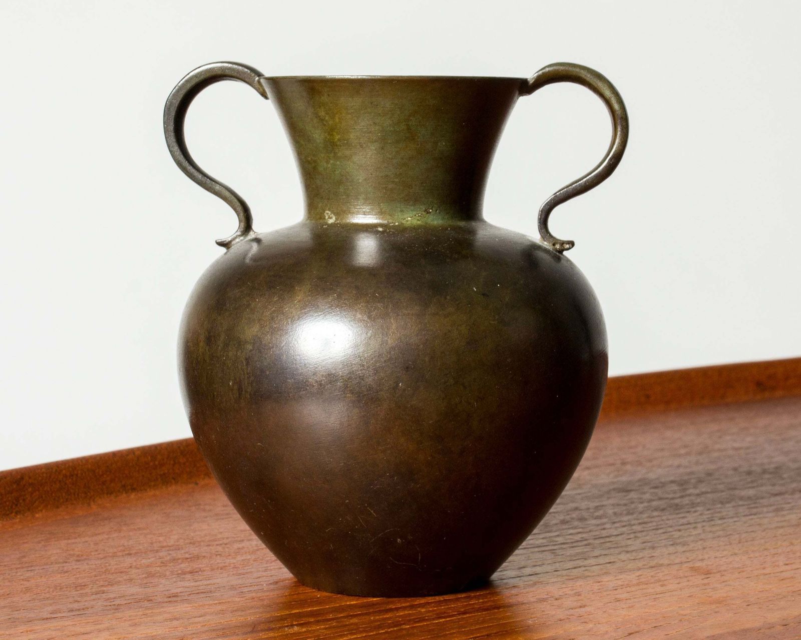 Zweeds modernistisch gepatineerd bronzen vaasje van Gab, jaren 1930 photo vinterior