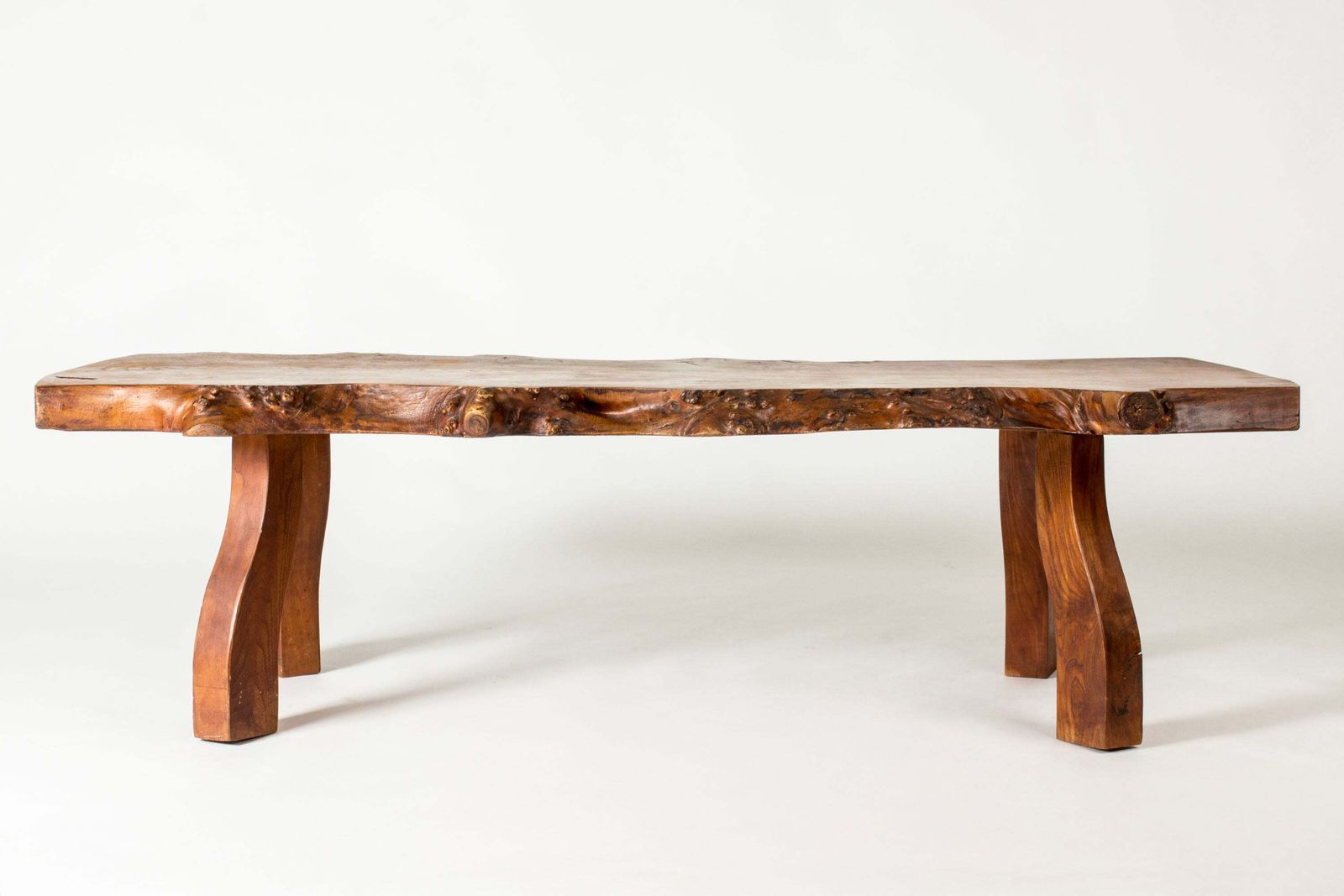 Table basse en orme à bord naturel par Peter Beijbom, Suède, 1968 photo for sale