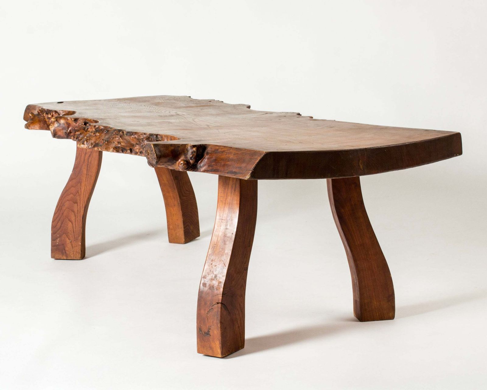 Table basse en orme à bord naturel par Peter Beijbom, Suède, 1968 photo Mobilier