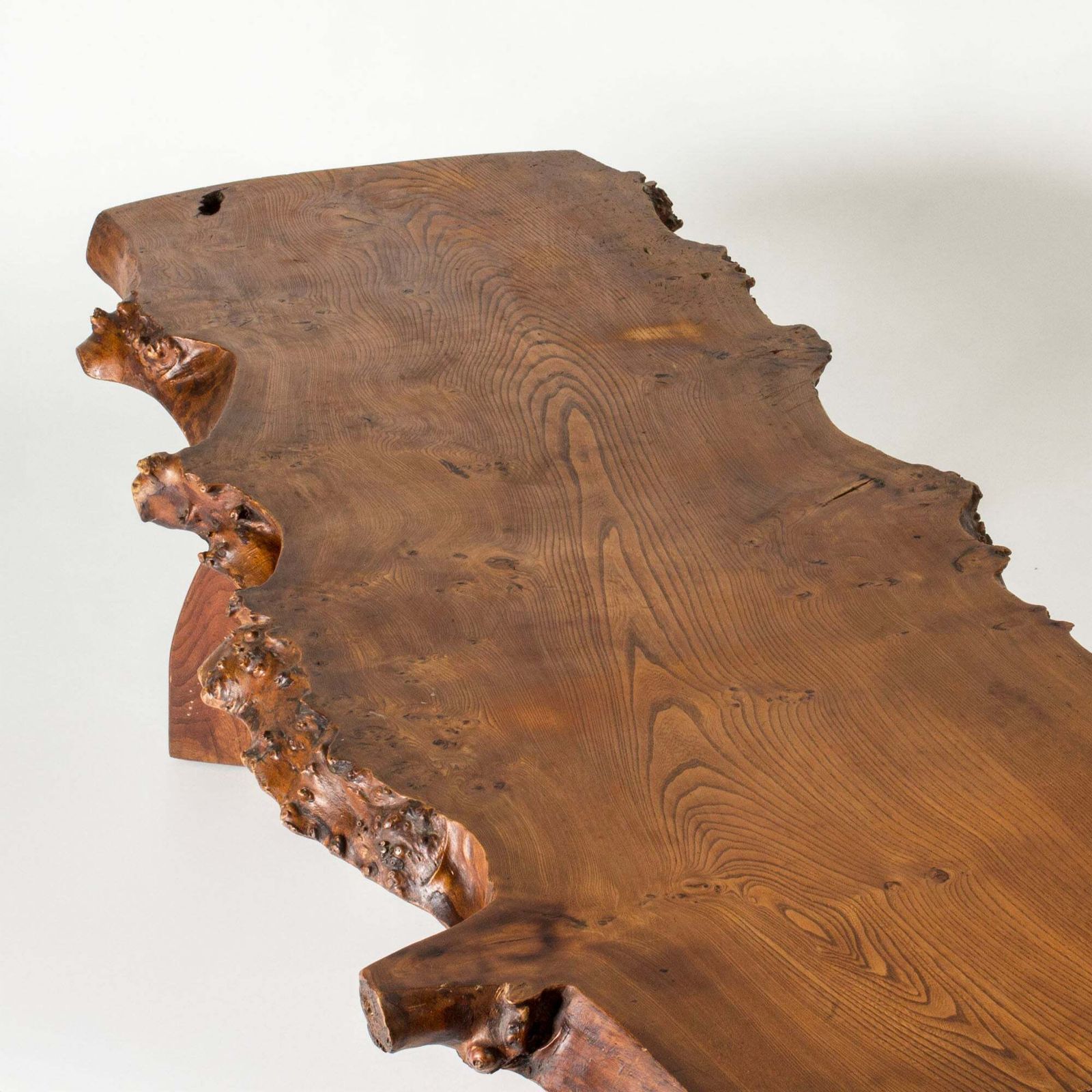 photo furniture Organische salontafel met live edge van iepenhout door Peter Beijbom, Zweden, 1968