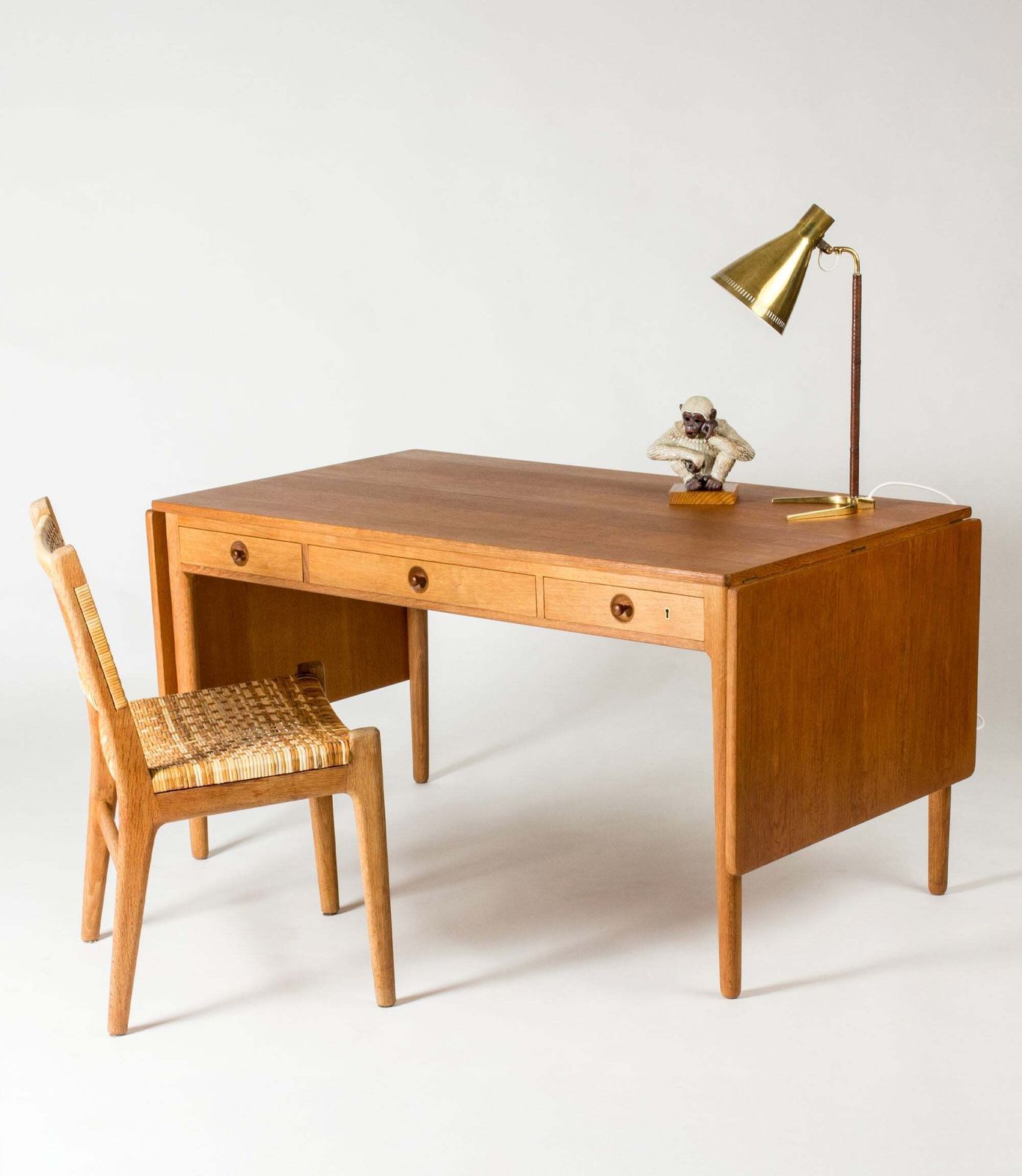 Bureau mid-century modern en chêne par Hans J. Wegner, Danemark, années 1960 photo furniture