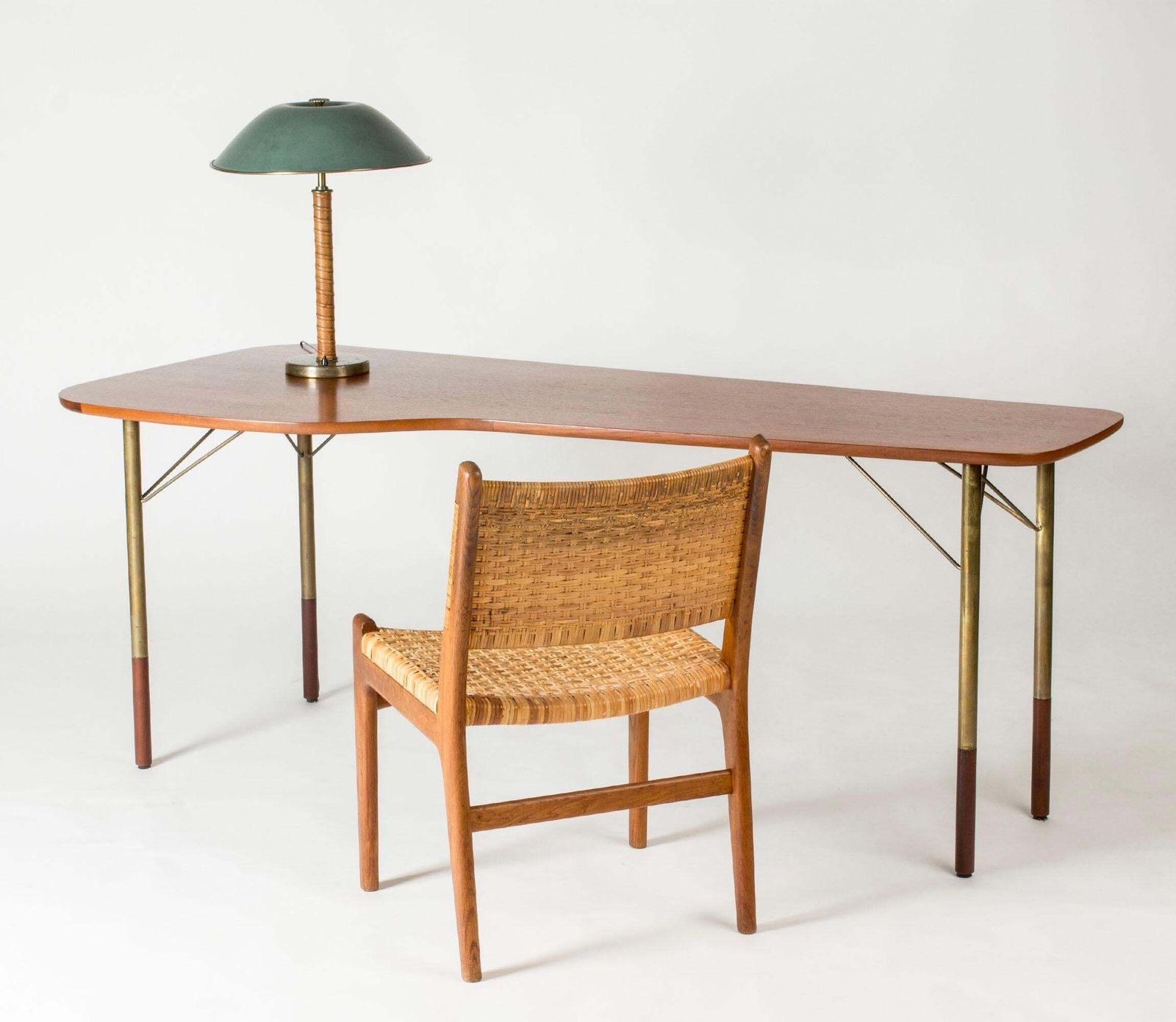 Scandinavian Modern vrijstaand teakhouten bureau, Denemarken, jaren 1950 photo furniture