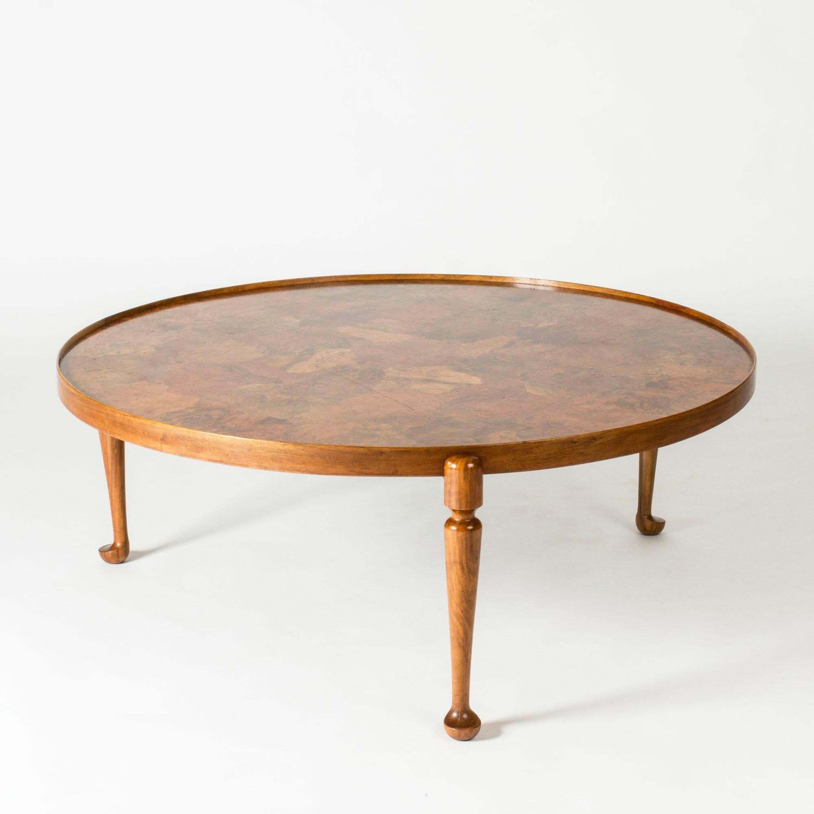 Zweedse mid-century salontafel in walnoot van Josef Frank, Firma Svenskt Tenn, jaren 1950 photo furniture