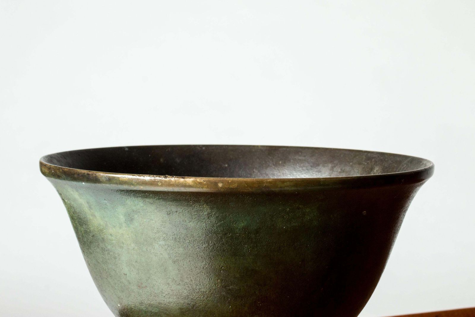 Coupe sur piédouche moderniste suédoise en bronze patiné, GAB, années 1930 photo vinterior
