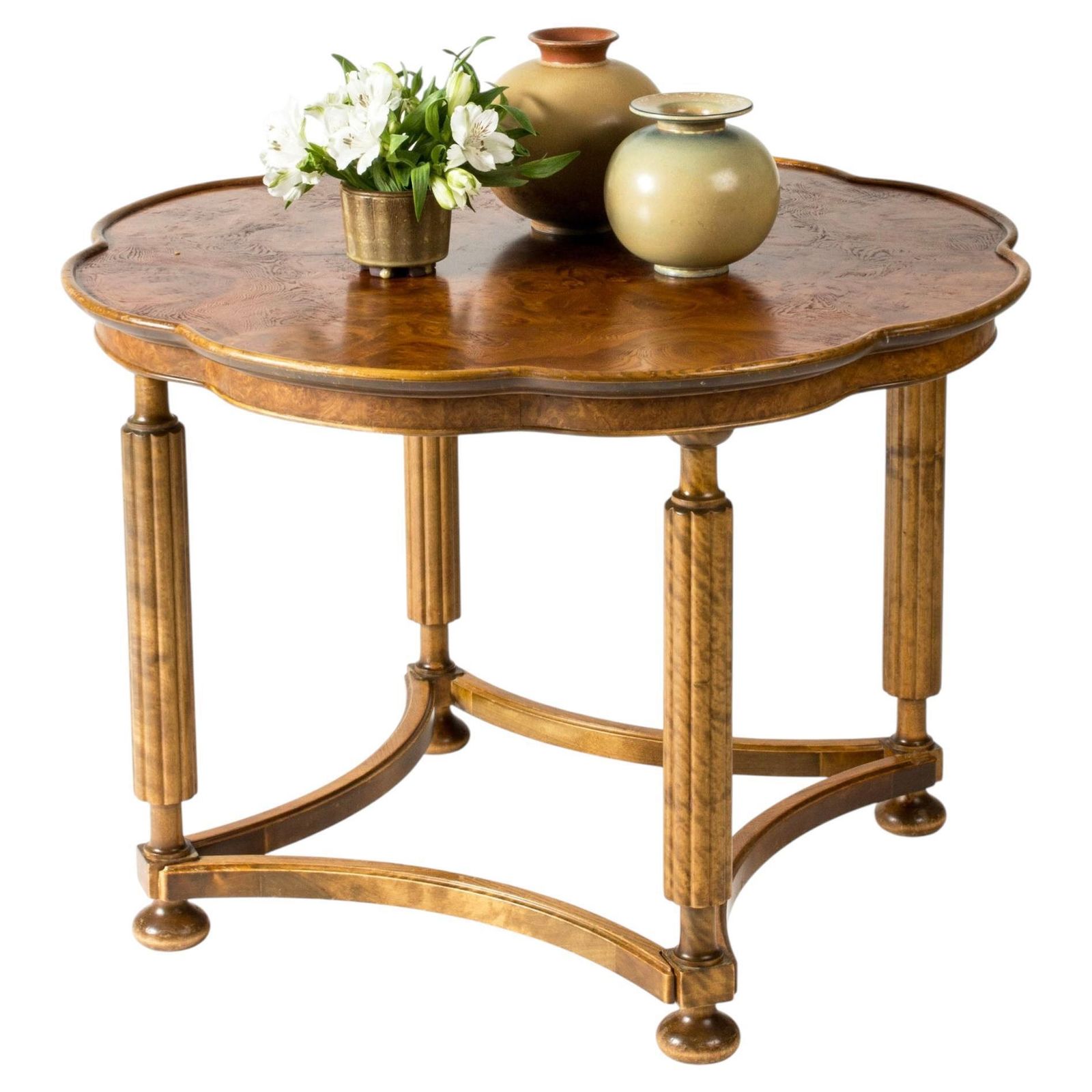 Table basse néoclassique suédoise en placage de bouleau et de loupe, Suède, années 1930