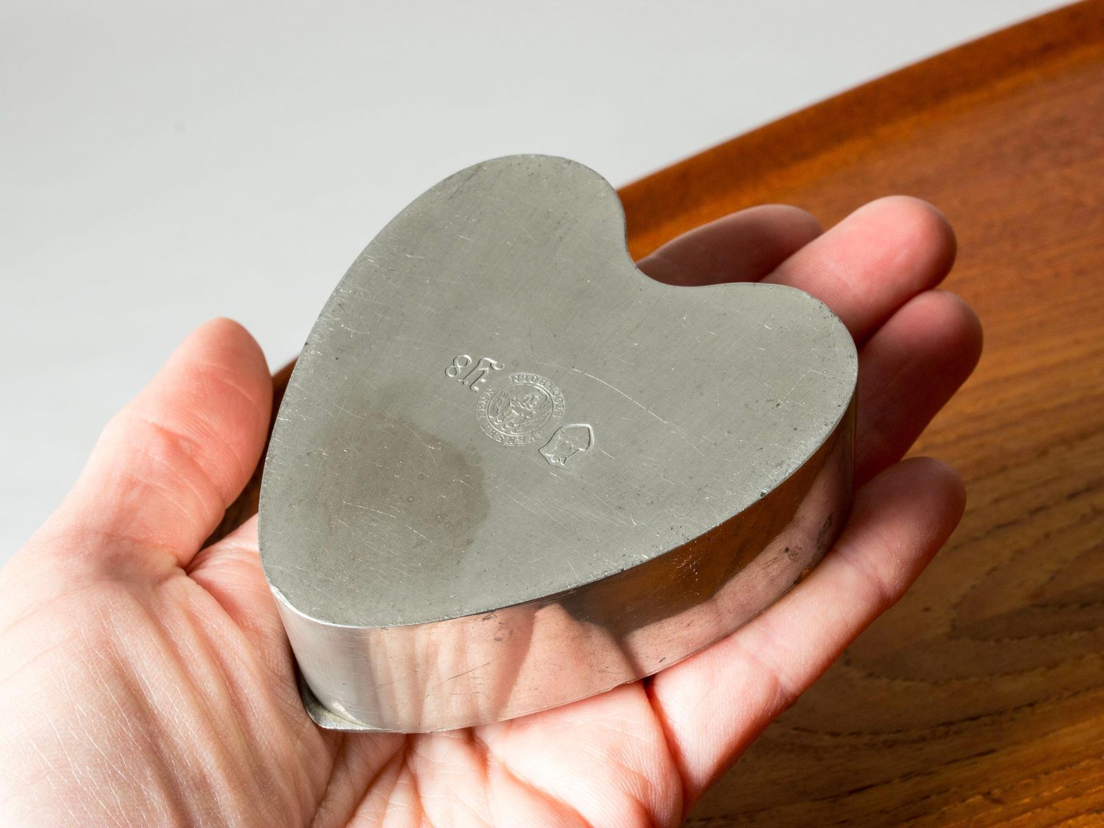 photo furniture Zweedse tinnen doos met deksel door Estrid Ericson voor Firma Svenskt Tenn, 1949
