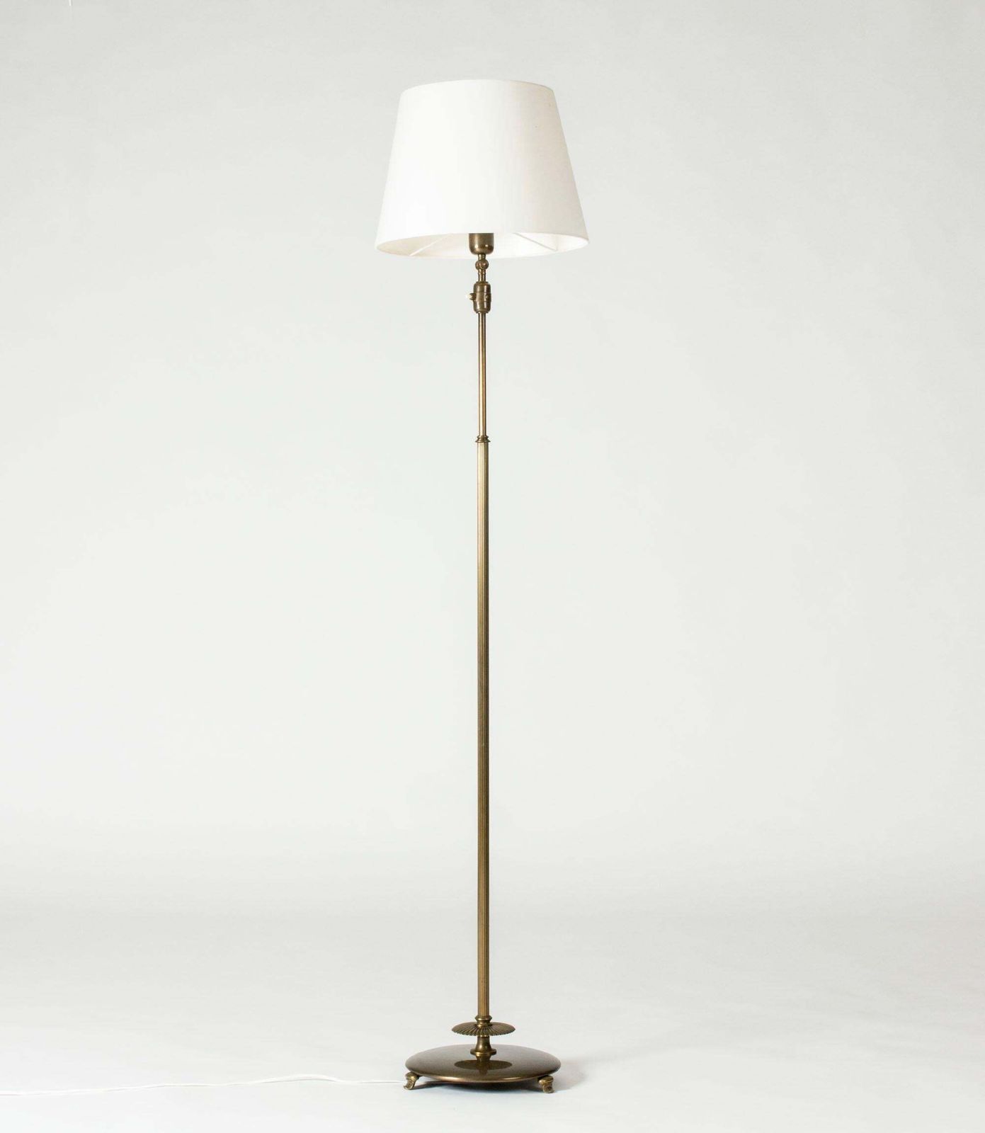 Lampadaire Swedish Grace en laiton, par Erik Tidstrand pour Nordiska Kompaniet, années 1930 photo for sale
