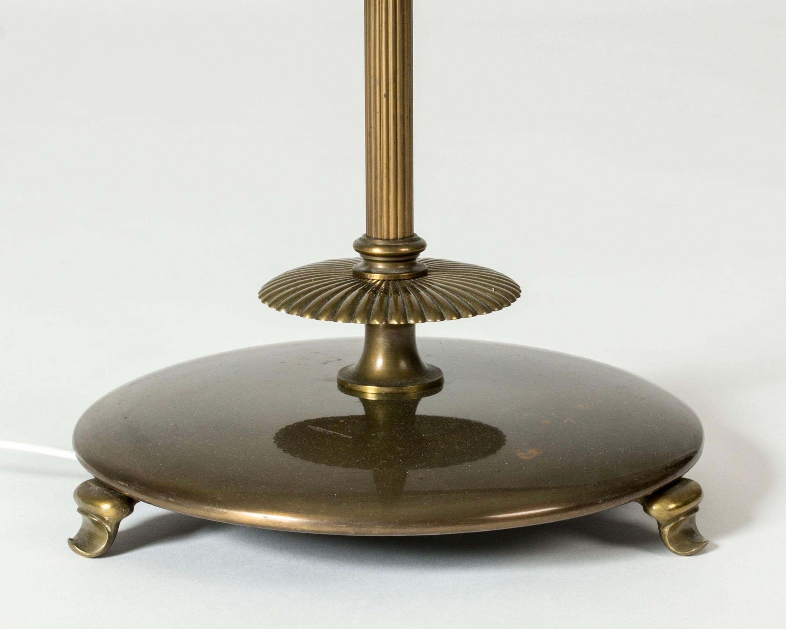 Lampadaire Swedish Grace en laiton, par Erik Tidstrand pour Nordiska Kompaniet, années 1930 photo vintage