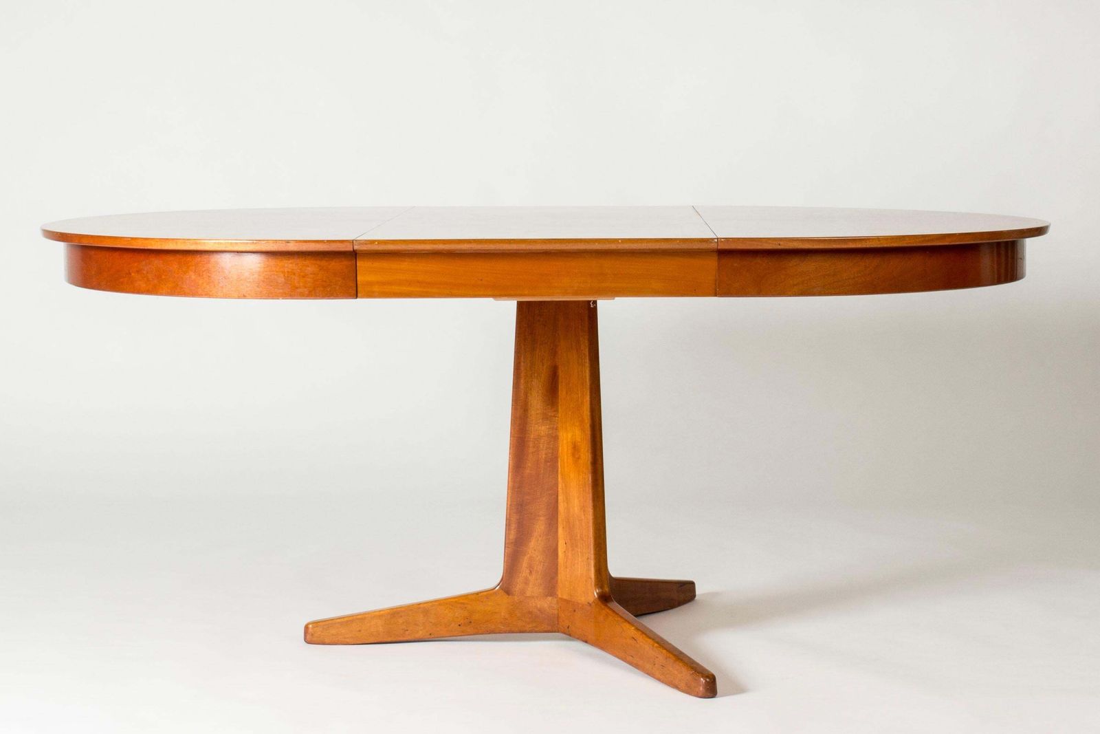 Table à manger suédoise moderne en acajou par Carl Axel Acking, années 1940 photo vinterior
