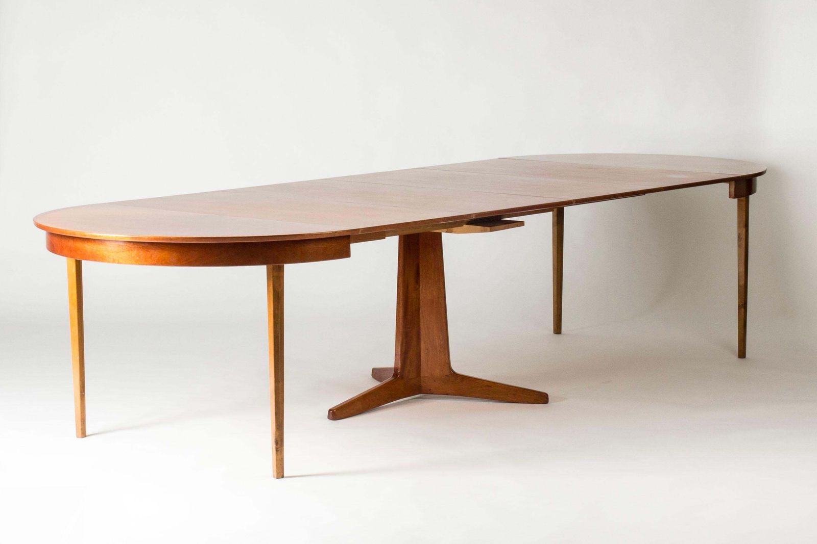 photo for sale Table à manger suédoise moderne en acajou par Carl Axel Acking, années 1940
