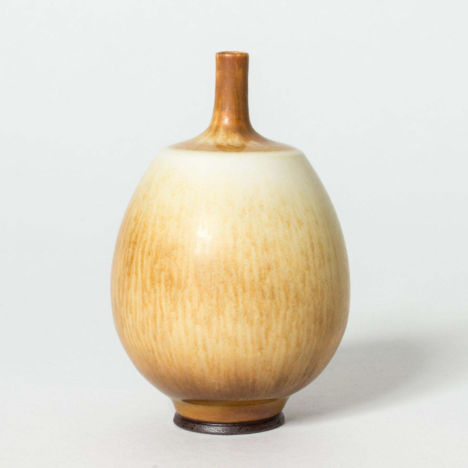 Vase en grès mid-century par Berndt Friberg, Gustavsberg, Suède, 1977 photo furniture