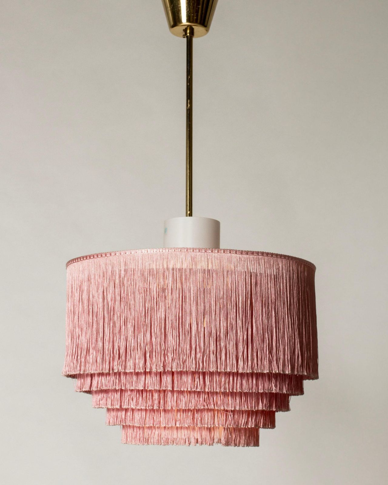 Zeldzame Hans Agne Jakobsson Fringe hanglamp, messing en opaalwit glas photo for sale