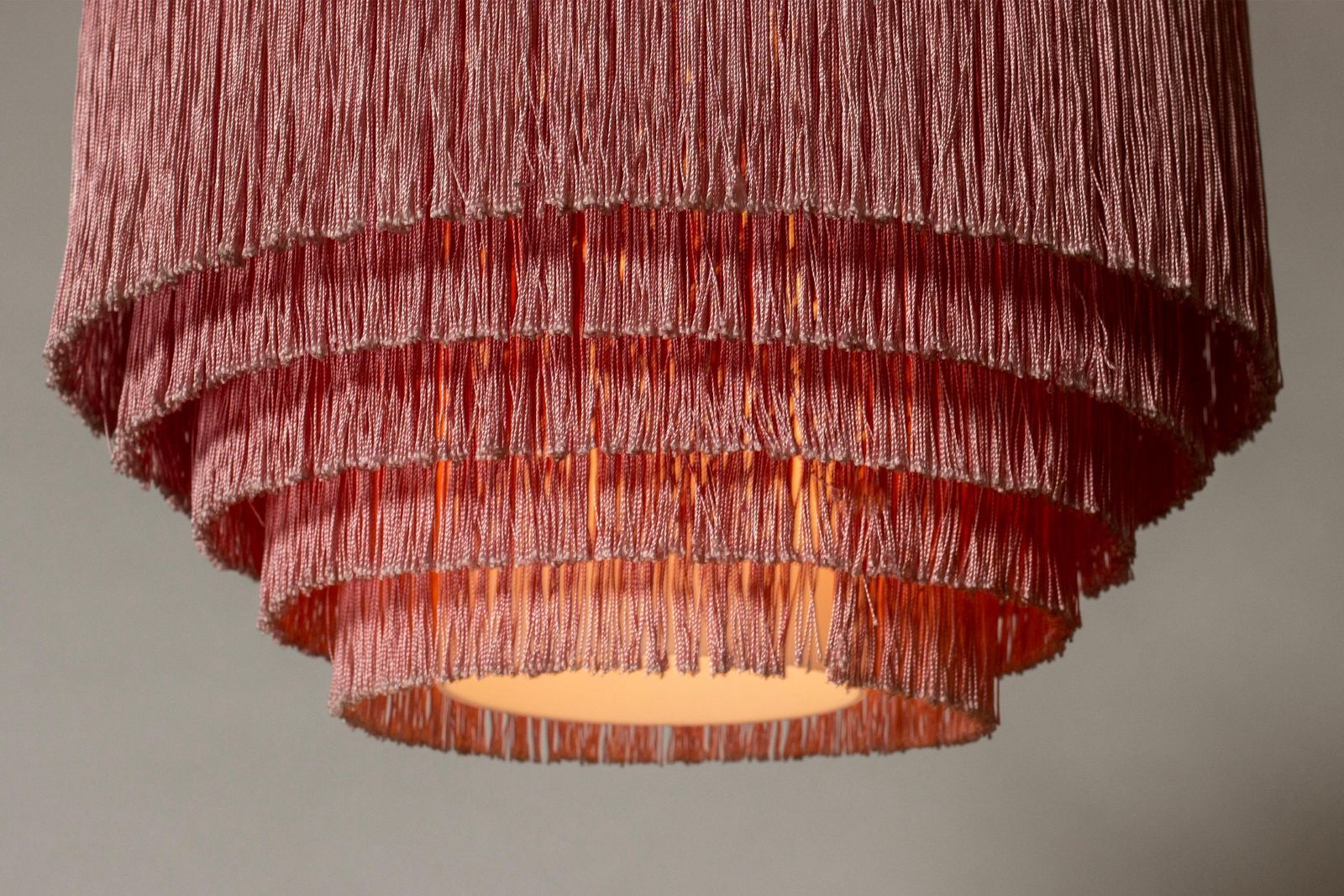 Zeldzame Hans Agne Jakobsson Fringe hanglamp, messing en opaalwit glas photo vinterior